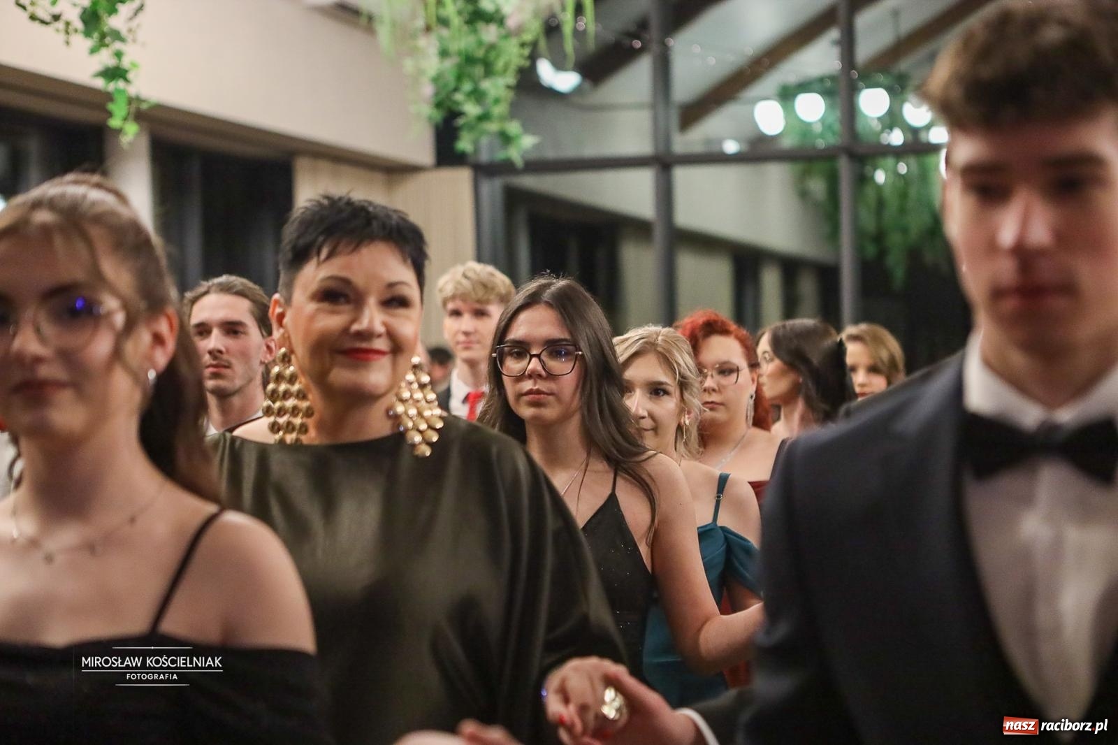 Zdjęcie w galerii na portalu naszraciborz.pl: Róże Kasprowicza w Rudym Lesie. Studniówka ZSO nr 1 z Raciborza na bis [FOTO] wiadomości z regionu