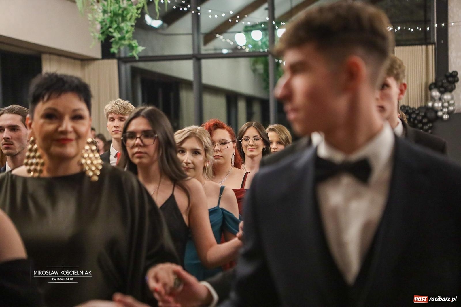 Zdjęcie w galerii na portalu naszraciborz.pl: Róże Kasprowicza w Rudym Lesie. Studniówka ZSO nr 1 z Raciborza na bis [FOTO] wiadomości z regionu