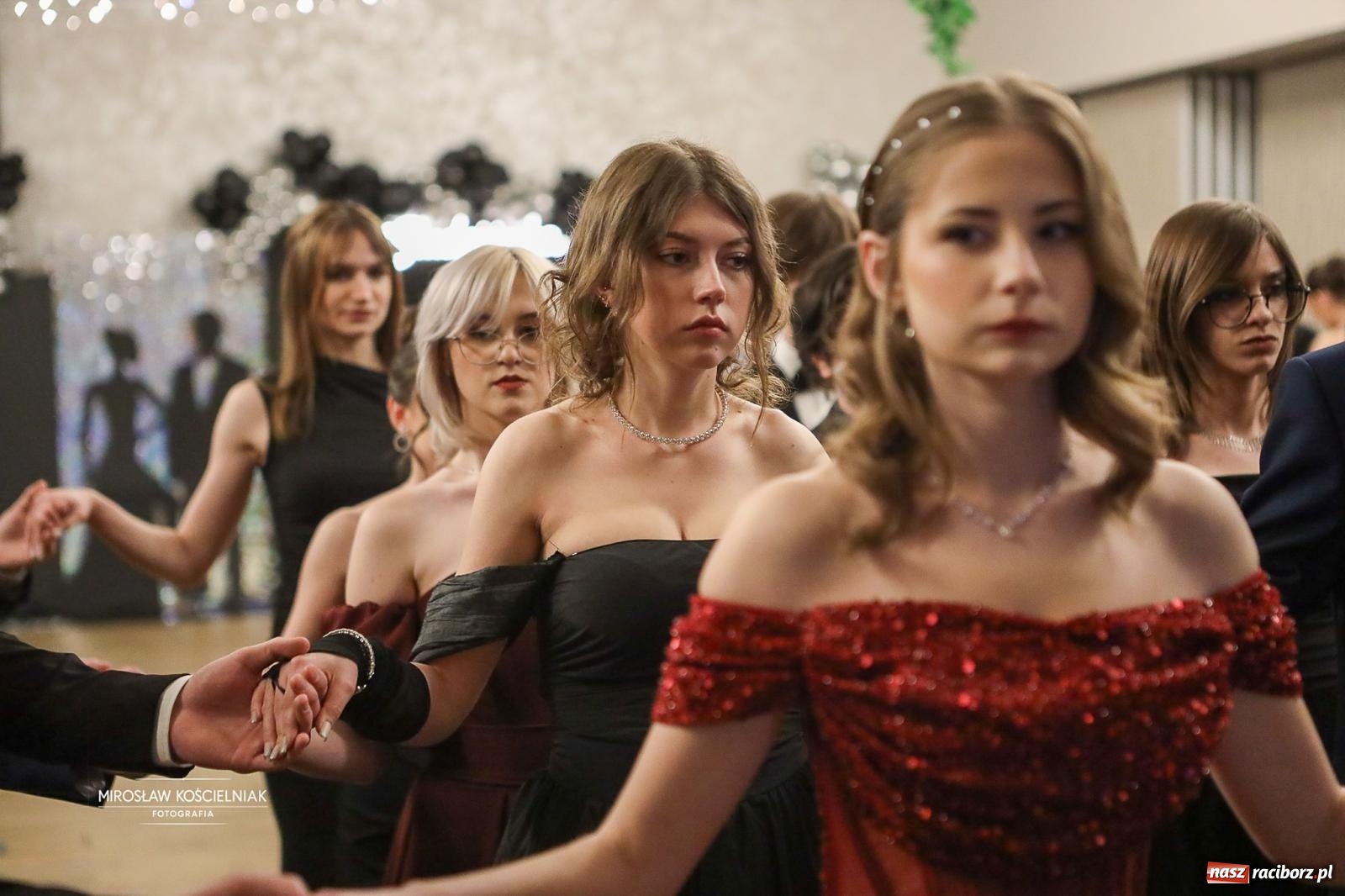 Zdjęcie w galerii na portalu naszraciborz.pl: Róże Kasprowicza w Rudym Lesie. Studniówka ZSO nr 1 z Raciborza na bis [FOTO] wiadomości z regionu