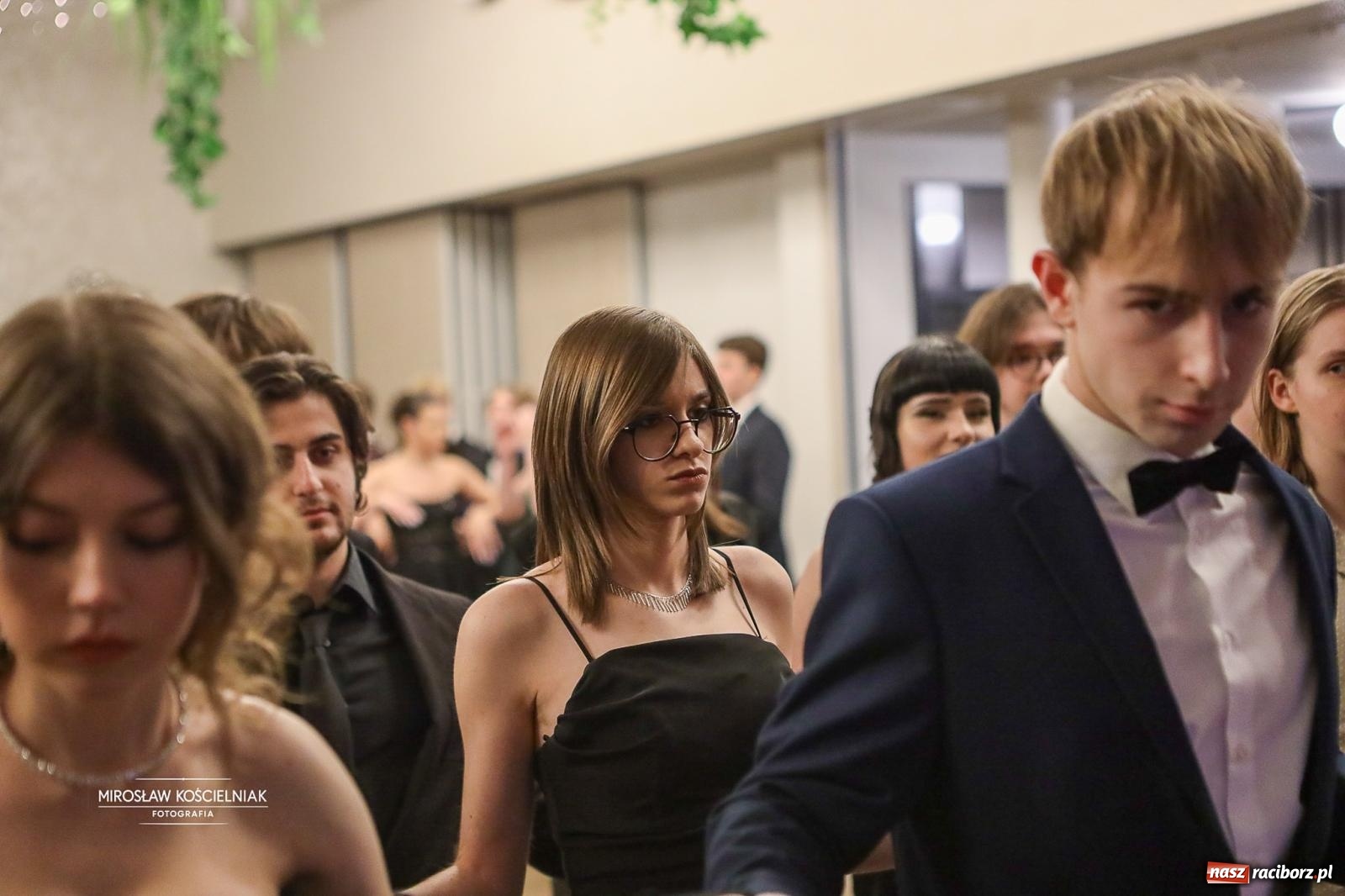 Zdjęcie w galerii na portalu naszraciborz.pl: Róże Kasprowicza w Rudym Lesie. Studniówka ZSO nr 1 z Raciborza na bis [FOTO] wiadomości z regionu