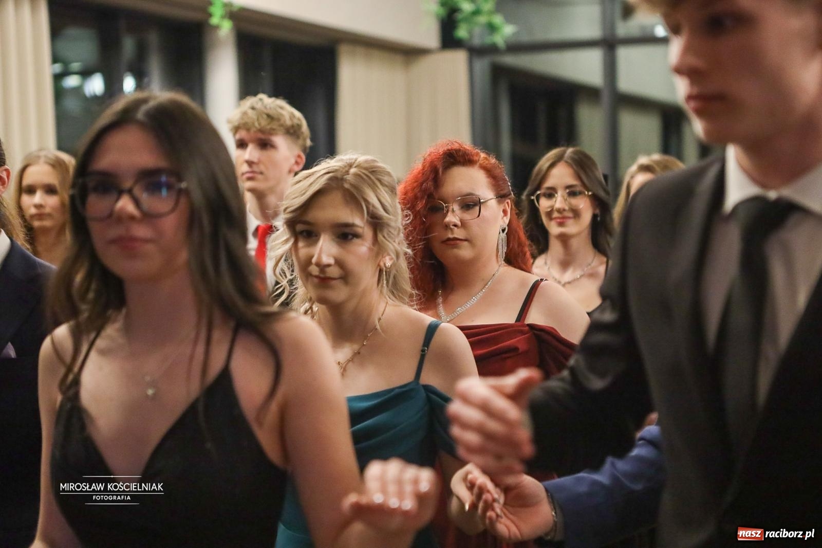 Zdjęcie w galerii na portalu naszraciborz.pl: Róże Kasprowicza w Rudym Lesie. Studniówka ZSO nr 1 z Raciborza na bis [FOTO] wiadomości z regionu