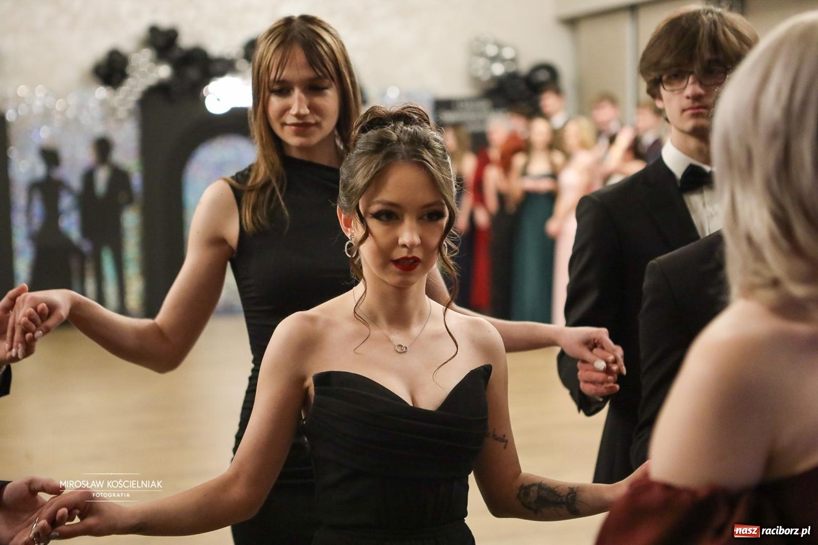 Zdjęcie w galerii na portalu naszraciborz.pl: Róże Kasprowicza w Rudym Lesie. Studniówka ZSO nr 1 z Raciborza na bis [FOTO] wiadomości z regionu