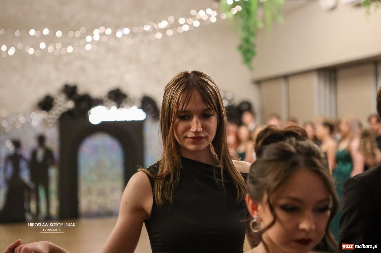 Zdjęcie w galerii na portalu naszraciborz.pl: Róże Kasprowicza w Rudym Lesie. Studniówka ZSO nr 1 z Raciborza na bis [FOTO] wiadomości z regionu