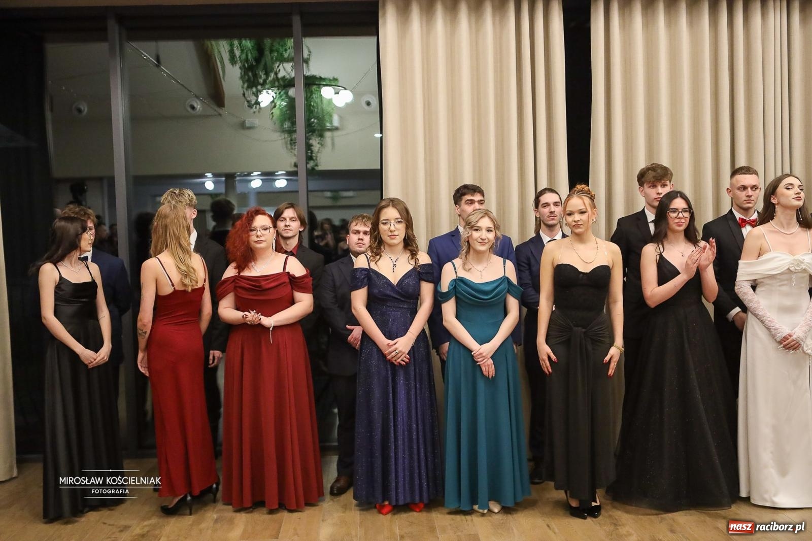 Zdjęcie w galerii na portalu naszraciborz.pl: Róże Kasprowicza w Rudym Lesie. Studniówka ZSO nr 1 z Raciborza na bis [FOTO] wiadomości z regionu