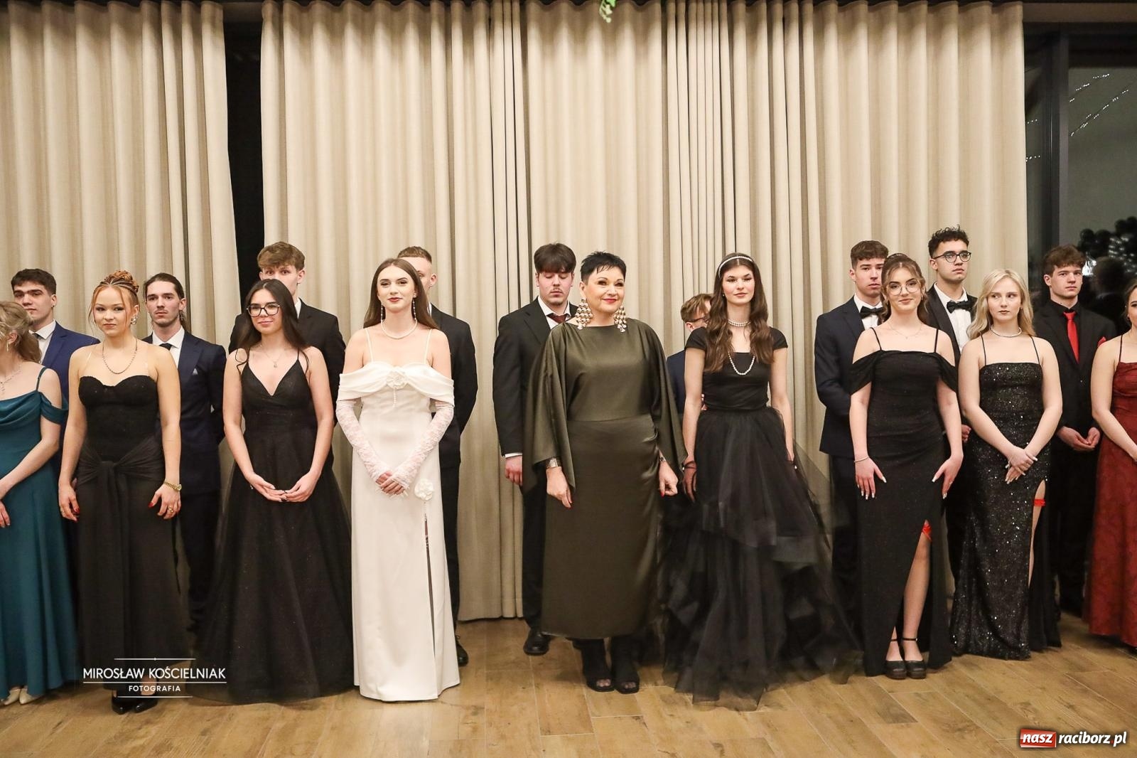 Zdjęcie w galerii na portalu naszraciborz.pl: Róże Kasprowicza w Rudym Lesie. Studniówka ZSO nr 1 z Raciborza na bis [FOTO] wiadomości z regionu