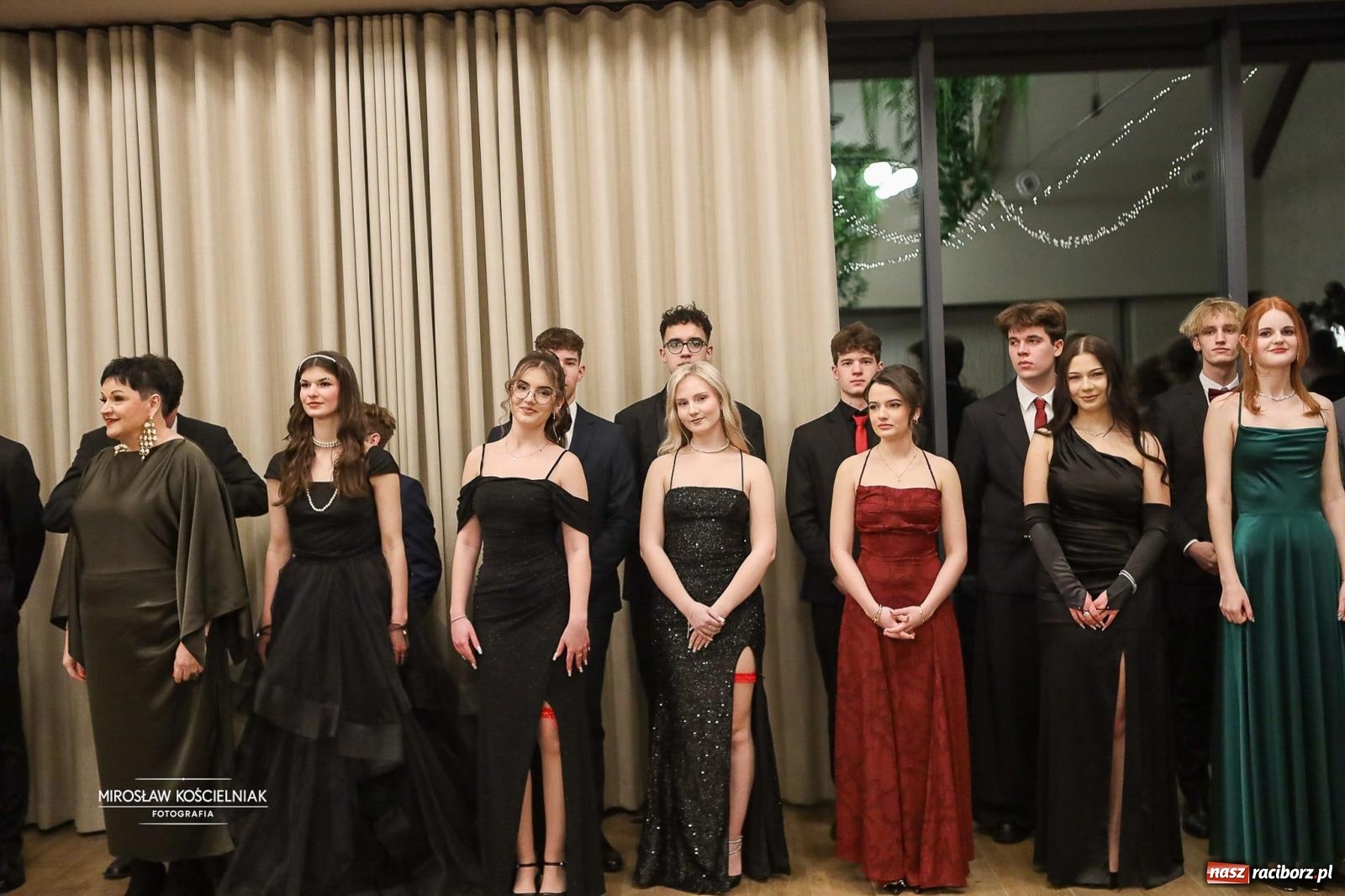 Zdjęcie w galerii na portalu naszraciborz.pl: Róże Kasprowicza w Rudym Lesie. Studniówka ZSO nr 1 z Raciborza na bis [FOTO] wiadomości z regionu