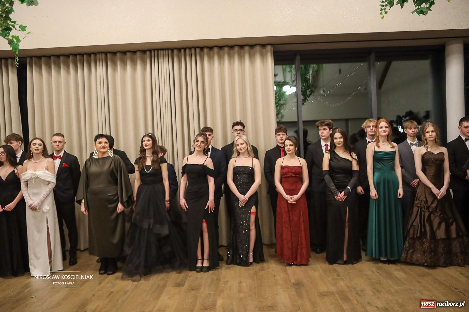 Zdjęcie w galerii na portalu naszraciborz.pl: Róże Kasprowicza w Rudym Lesie. Studniówka ZSO nr 1 z Raciborza na bis [FOTO] wiadomości z regionu