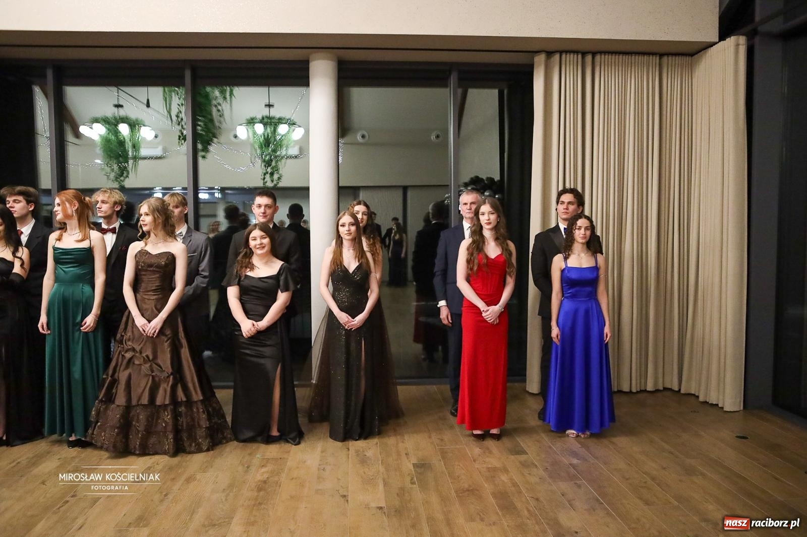 Zdjęcie w galerii na portalu naszraciborz.pl: Róże Kasprowicza w Rudym Lesie. Studniówka ZSO nr 1 z Raciborza na bis [FOTO] wiadomości z regionu