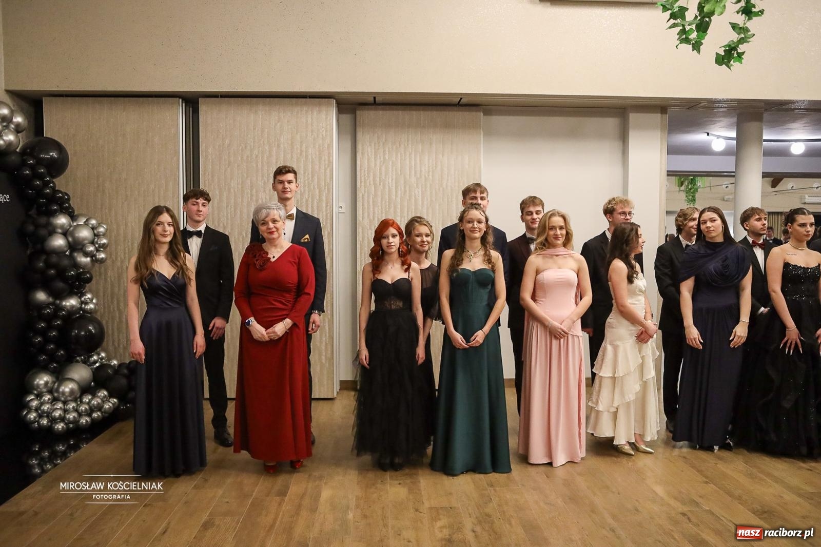 Zdjęcie w galerii na portalu naszraciborz.pl: Róże Kasprowicza w Rudym Lesie. Studniówka ZSO nr 1 z Raciborza na bis [FOTO] wiadomości z regionu