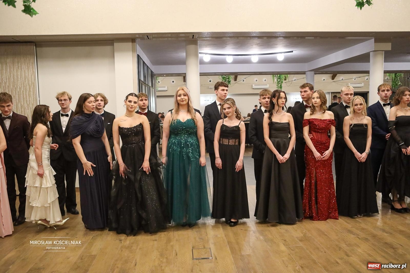 Zdjęcie w galerii na portalu naszraciborz.pl: Róże Kasprowicza w Rudym Lesie. Studniówka ZSO nr 1 z Raciborza na bis [FOTO] wiadomości z regionu