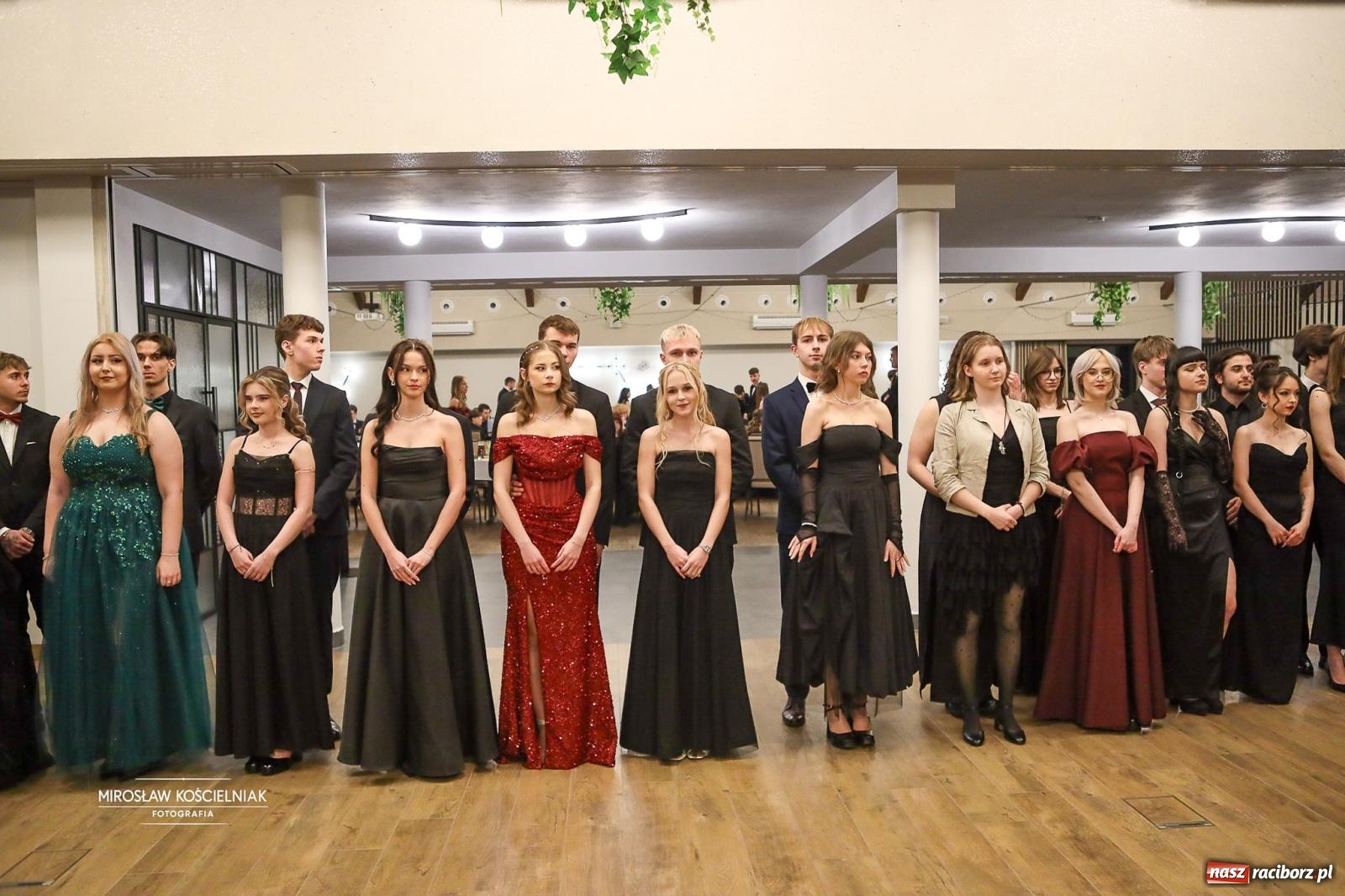 Zdjęcie w galerii na portalu naszraciborz.pl: Róże Kasprowicza w Rudym Lesie. Studniówka ZSO nr 1 z Raciborza na bis [FOTO] wiadomości z regionu