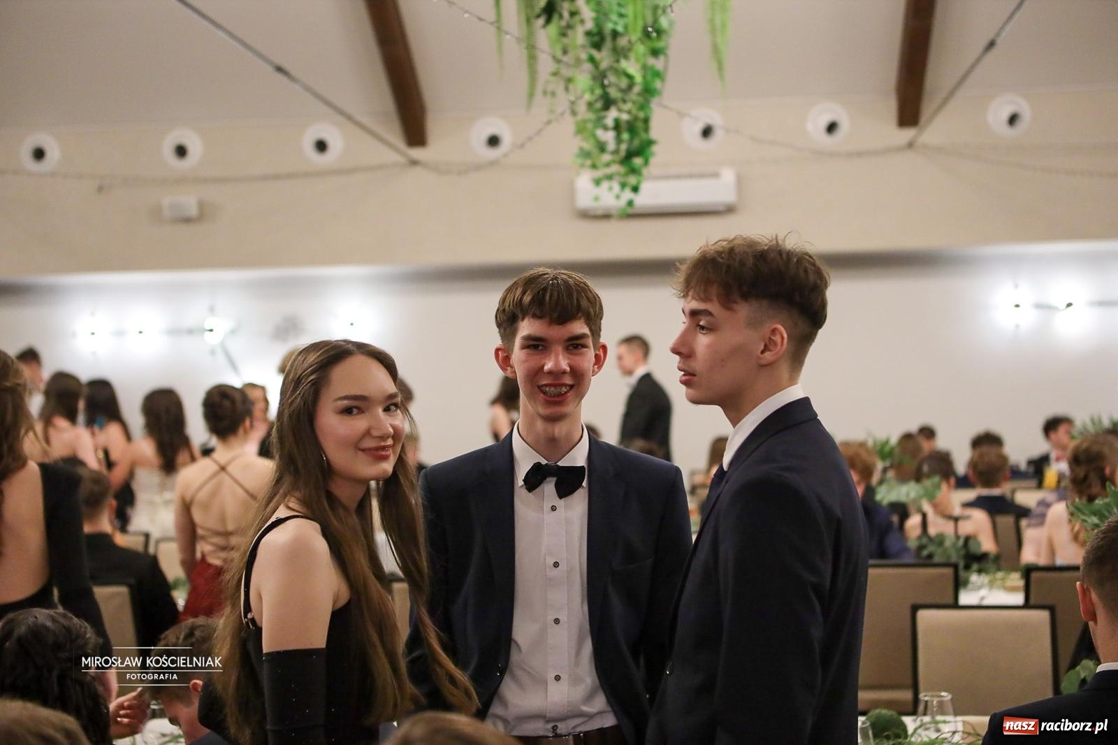 Zdjęcie w galerii na portalu naszraciborz.pl: Róże Kasprowicza w Rudym Lesie. Studniówka ZSO nr 1 z Raciborza na bis [FOTO] wiadomości z regionu