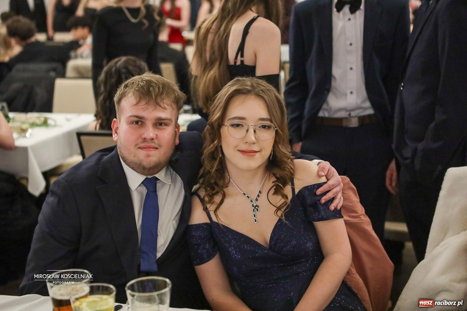 Zdjęcie w galerii na portalu naszraciborz.pl: Róże Kasprowicza w Rudym Lesie. Studniówka ZSO nr 1 z Raciborza na bis [FOTO] wiadomości z regionu