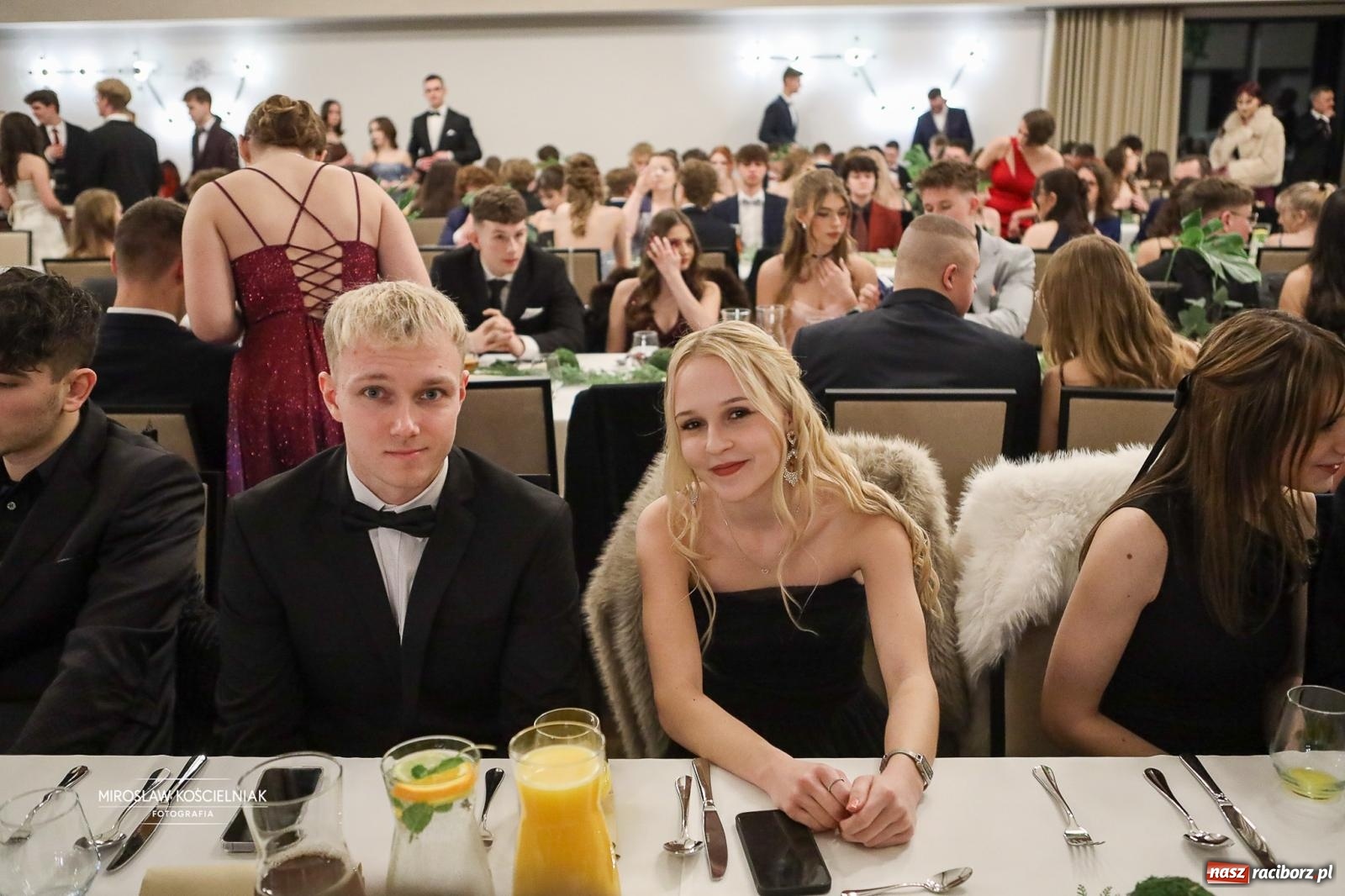 Zdjęcie w galerii na portalu naszraciborz.pl: Róże Kasprowicza w Rudym Lesie. Studniówka ZSO nr 1 z Raciborza na bis [FOTO] wiadomości z regionu