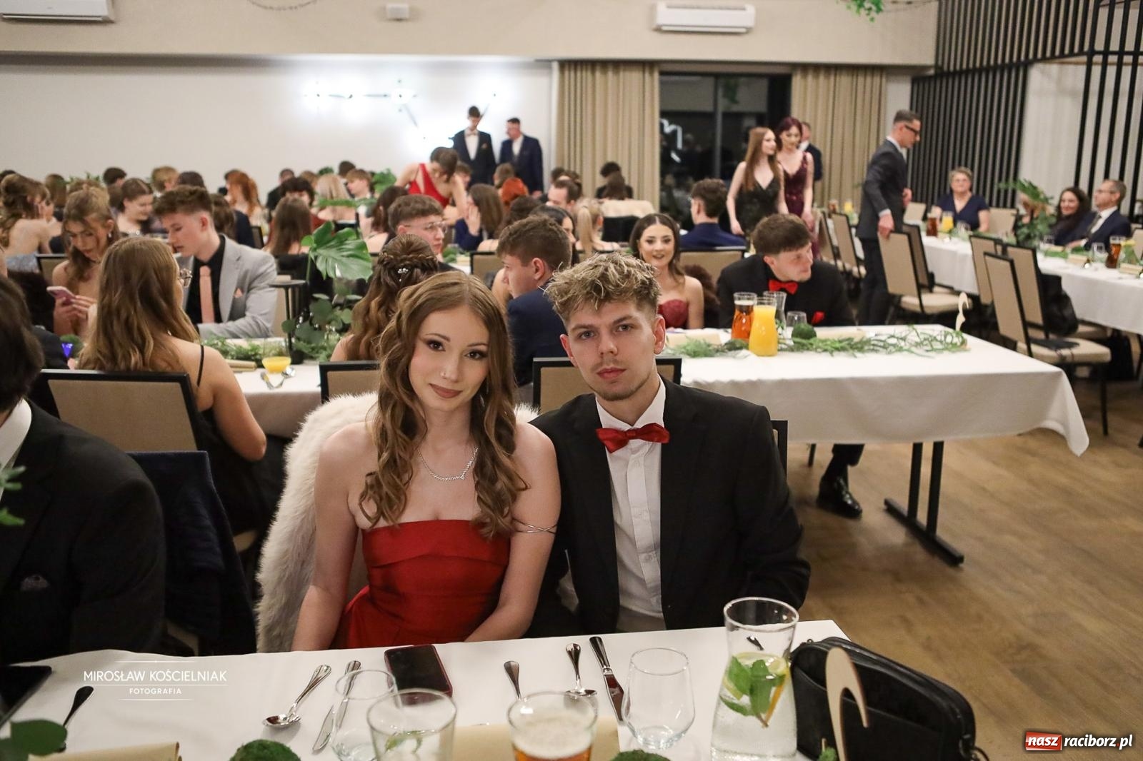 Zdjęcie w galerii na portalu naszraciborz.pl: Róże Kasprowicza w Rudym Lesie. Studniówka ZSO nr 1 z Raciborza na bis [FOTO] wiadomości z regionu