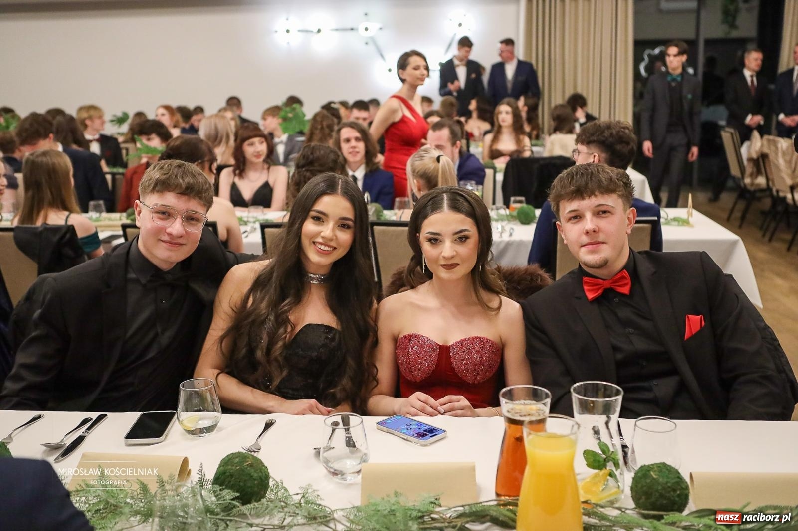 Zdjęcie w galerii na portalu naszraciborz.pl: Róże Kasprowicza w Rudym Lesie. Studniówka ZSO nr 1 z Raciborza na bis [FOTO] wiadomości z regionu