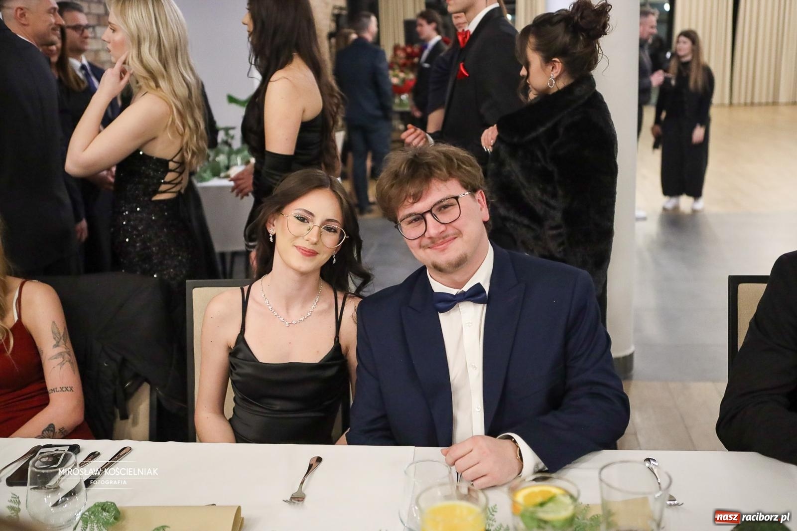 Zdjęcie w galerii na portalu naszraciborz.pl: Róże Kasprowicza w Rudym Lesie. Studniówka ZSO nr 1 z Raciborza na bis [FOTO] wiadomości z regionu