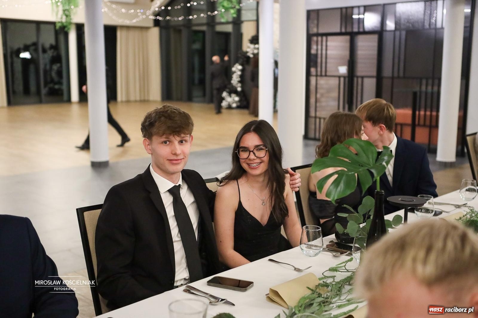 Zdjęcie w galerii na portalu naszraciborz.pl: Róże Kasprowicza w Rudym Lesie. Studniówka ZSO nr 1 z Raciborza na bis [FOTO] wiadomości z regionu