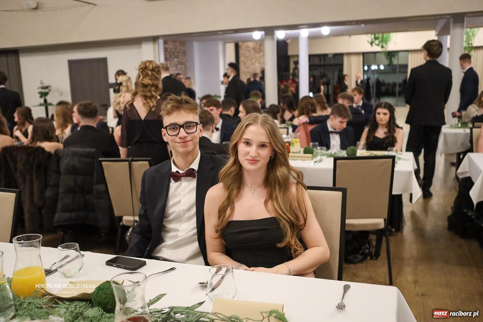 Zdjęcie w galerii na portalu naszraciborz.pl: Róże Kasprowicza w Rudym Lesie. Studniówka ZSO nr 1 z Raciborza na bis [FOTO] wiadomości z regionu