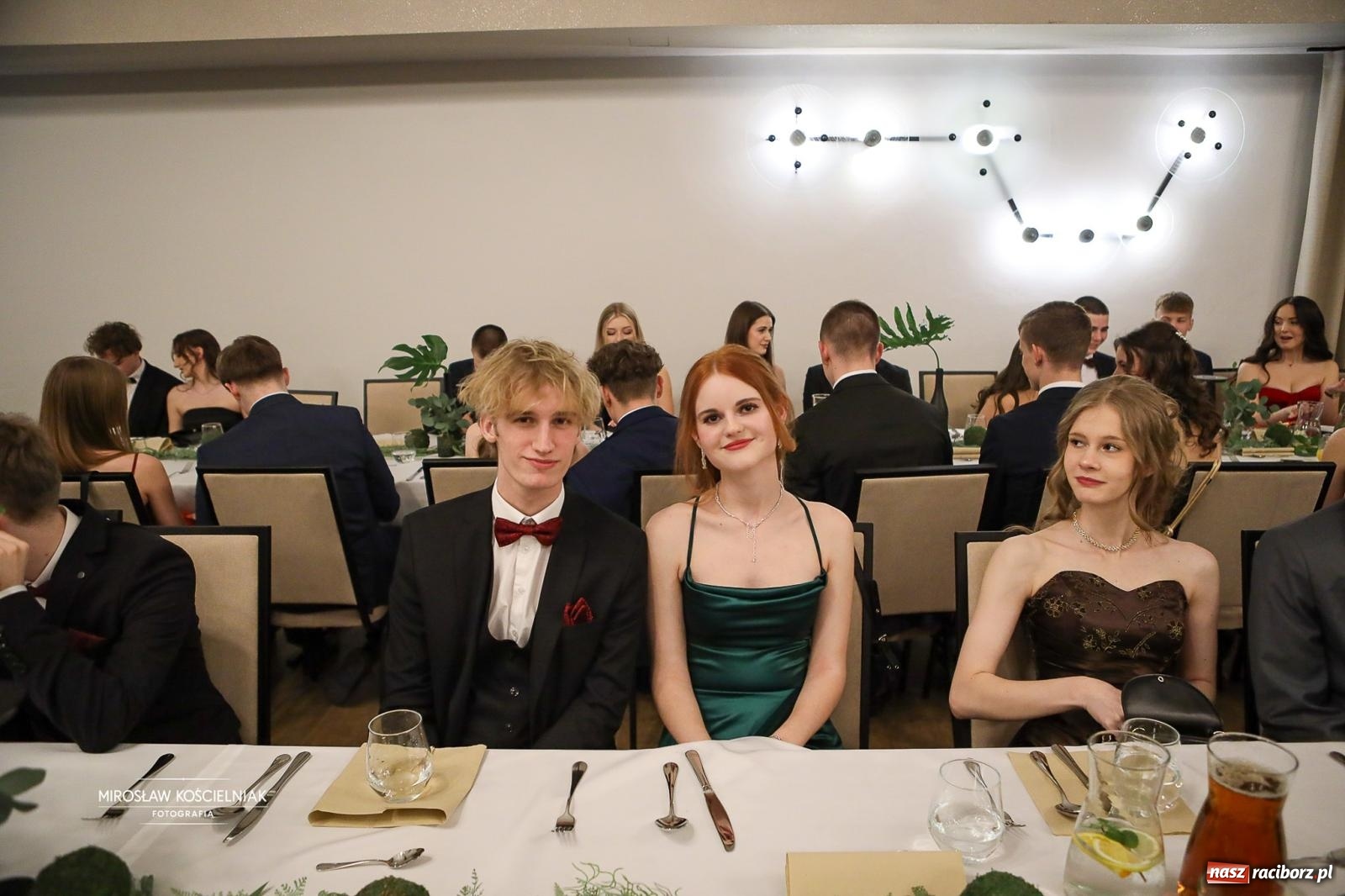 Zdjęcie w galerii na portalu naszraciborz.pl: Róże Kasprowicza w Rudym Lesie. Studniówka ZSO nr 1 z Raciborza na bis [FOTO] wiadomości z regionu