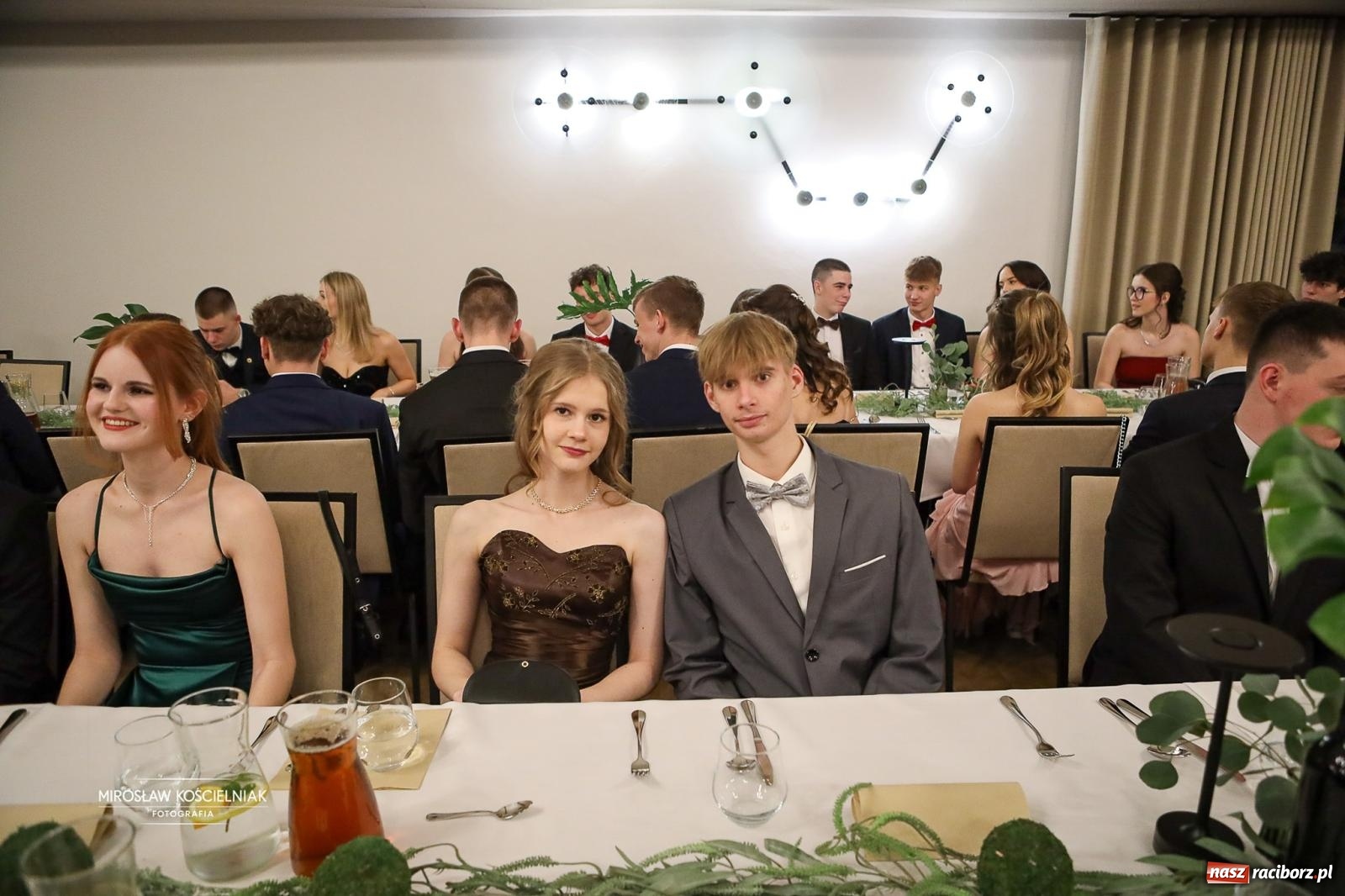 Zdjęcie w galerii na portalu naszraciborz.pl: Róże Kasprowicza w Rudym Lesie. Studniówka ZSO nr 1 z Raciborza na bis [FOTO] wiadomości z regionu