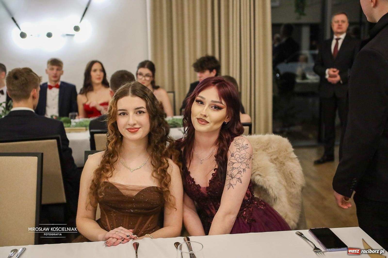 Zdjęcie w galerii na portalu naszraciborz.pl: Róże Kasprowicza w Rudym Lesie. Studniówka ZSO nr 1 z Raciborza na bis [FOTO] wiadomości z regionu