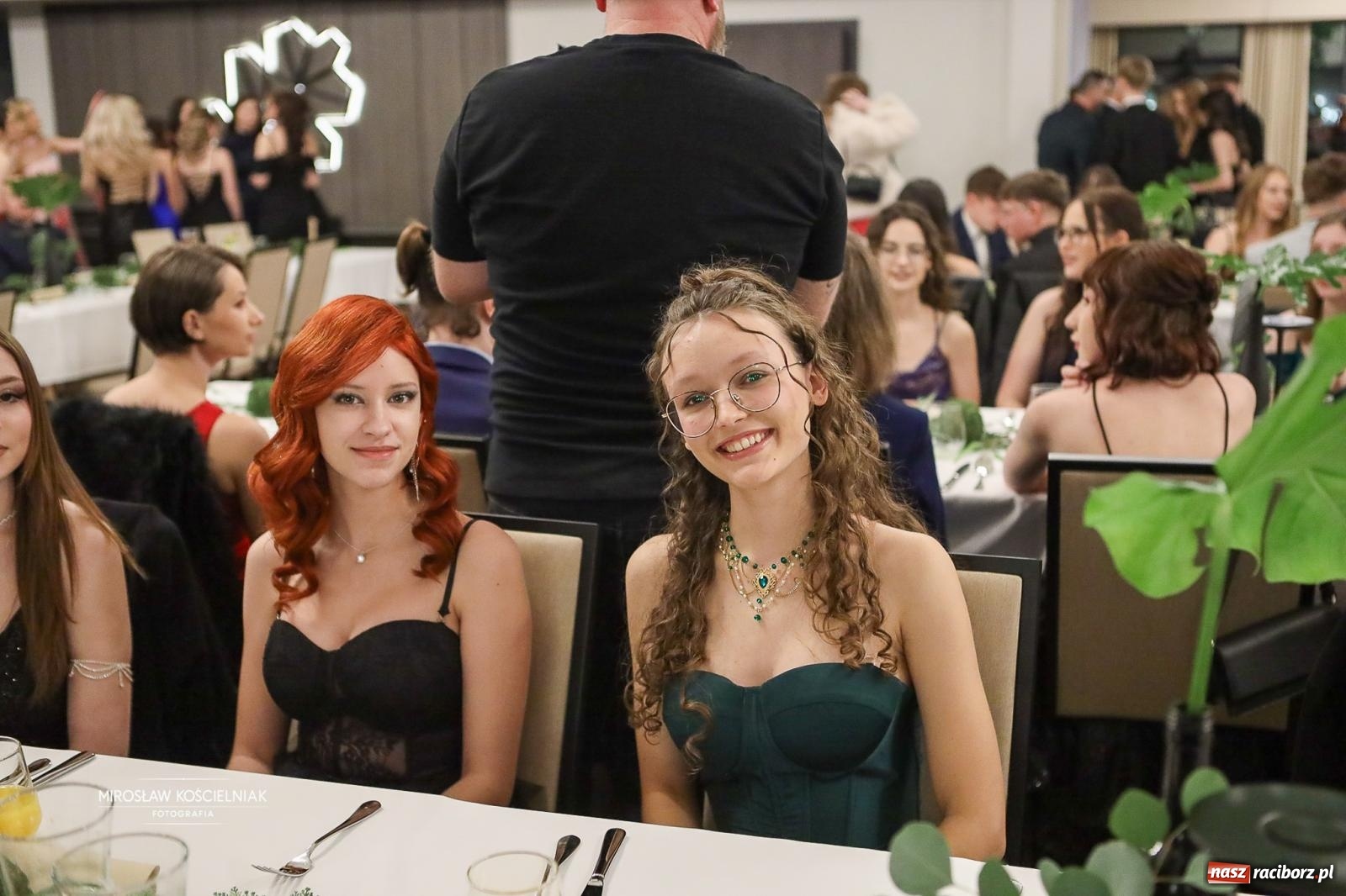 Zdjęcie w galerii na portalu naszraciborz.pl: Róże Kasprowicza w Rudym Lesie. Studniówka ZSO nr 1 z Raciborza na bis [FOTO] wiadomości z regionu