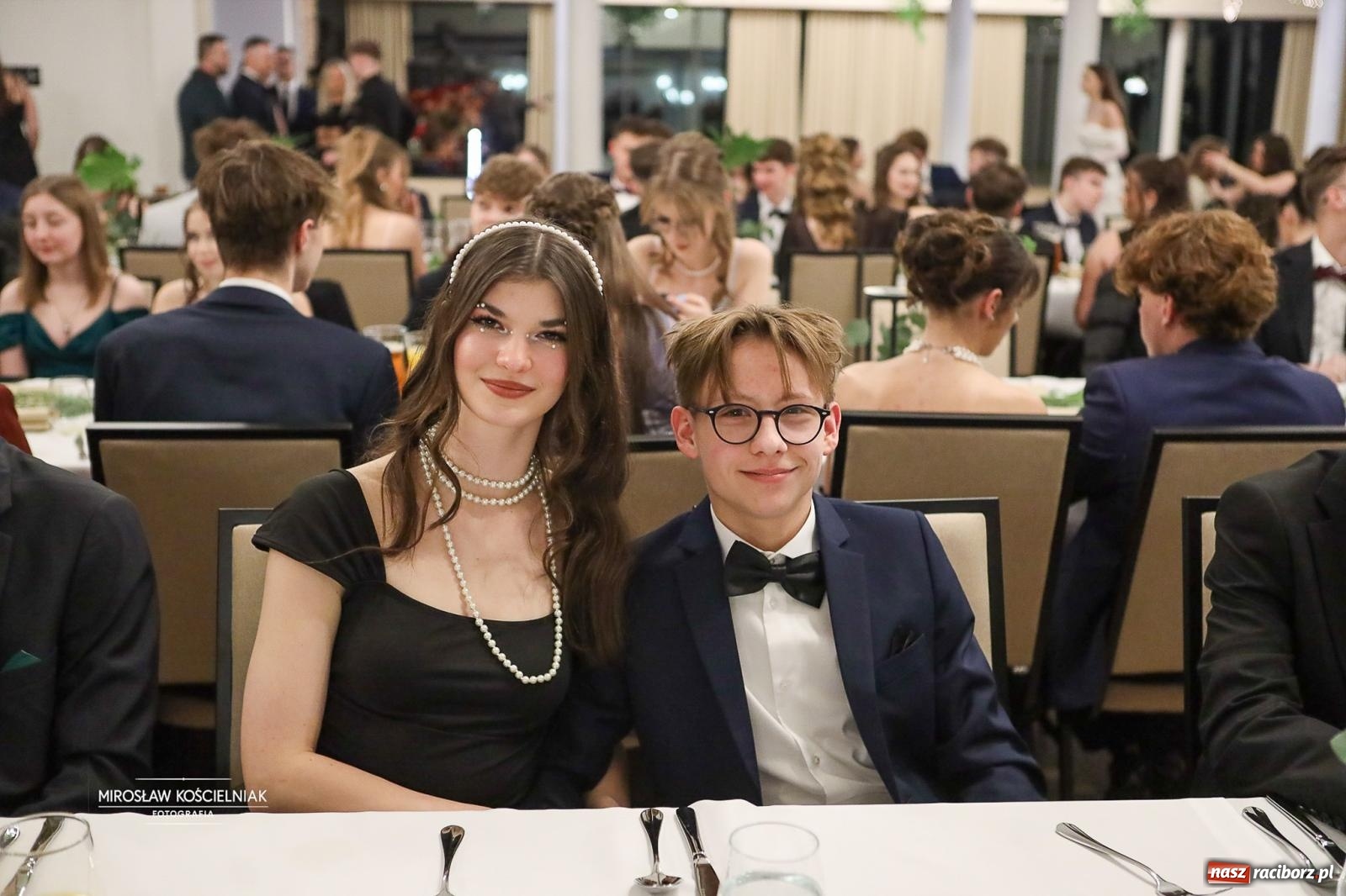 Zdjęcie w galerii na portalu naszraciborz.pl: Róże Kasprowicza w Rudym Lesie. Studniówka ZSO nr 1 z Raciborza na bis [FOTO] wiadomości z regionu