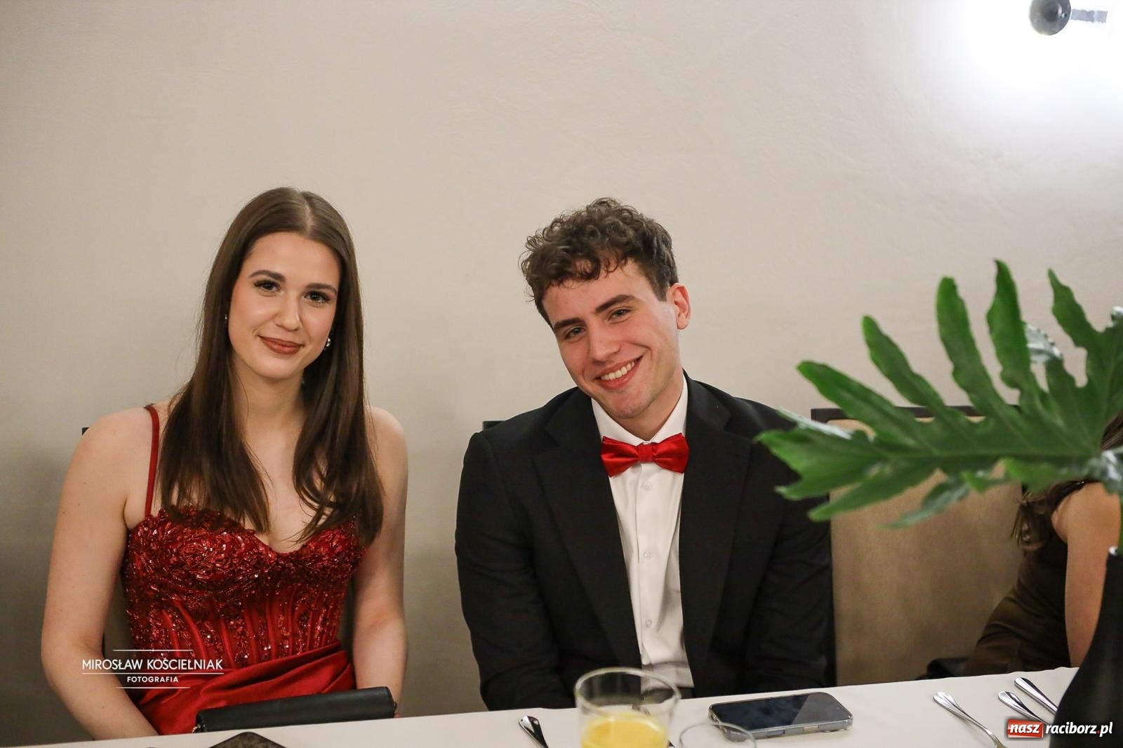 Zdjęcie w galerii na portalu naszraciborz.pl: Róże Kasprowicza w Rudym Lesie. Studniówka ZSO nr 1 z Raciborza na bis [FOTO] wiadomości z regionu