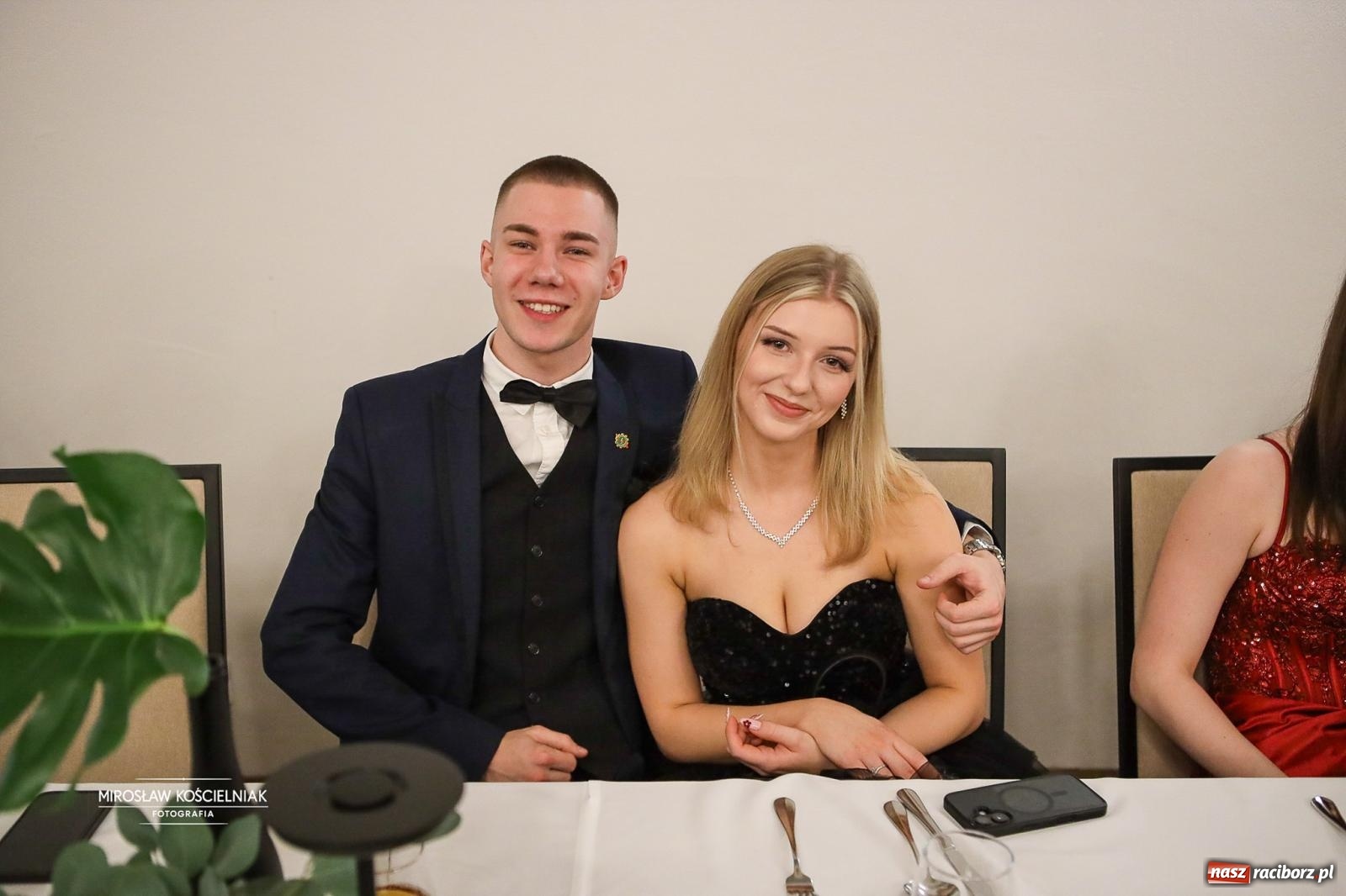 Zdjęcie w galerii na portalu naszraciborz.pl: Róże Kasprowicza w Rudym Lesie. Studniówka ZSO nr 1 z Raciborza na bis [FOTO] wiadomości z regionu