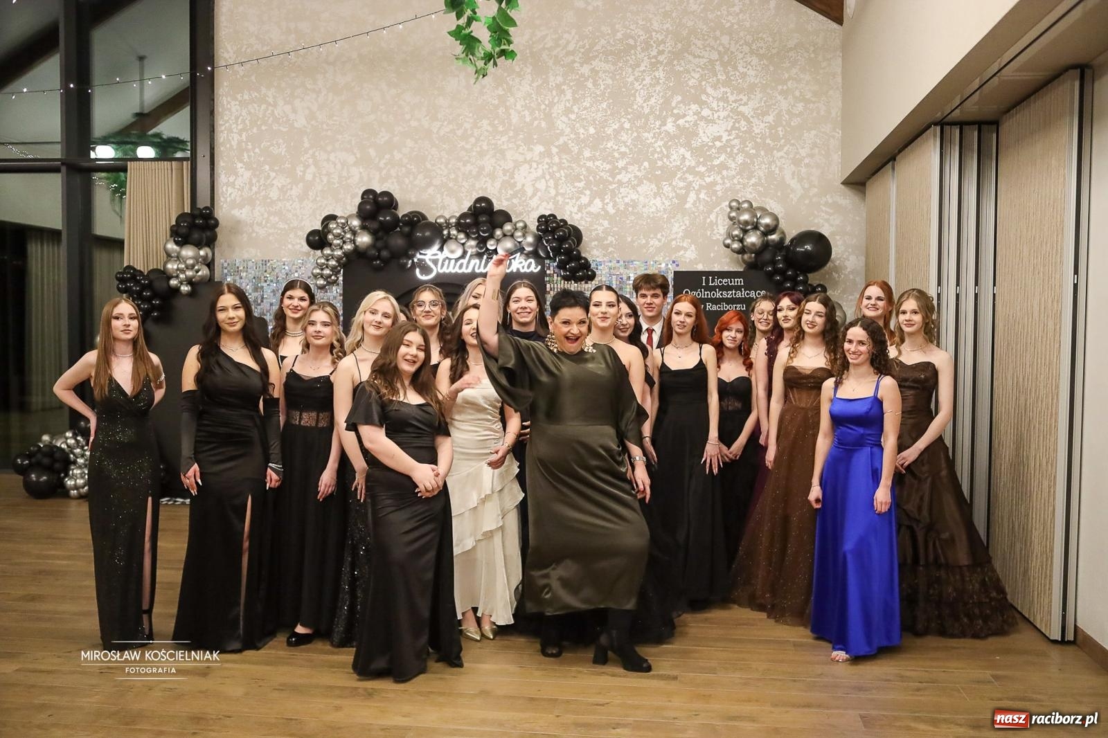 Zdjęcie w galerii na portalu naszraciborz.pl: Róże Kasprowicza w Rudym Lesie. Studniówka ZSO nr 1 z Raciborza na bis [FOTO] wiadomości z regionu