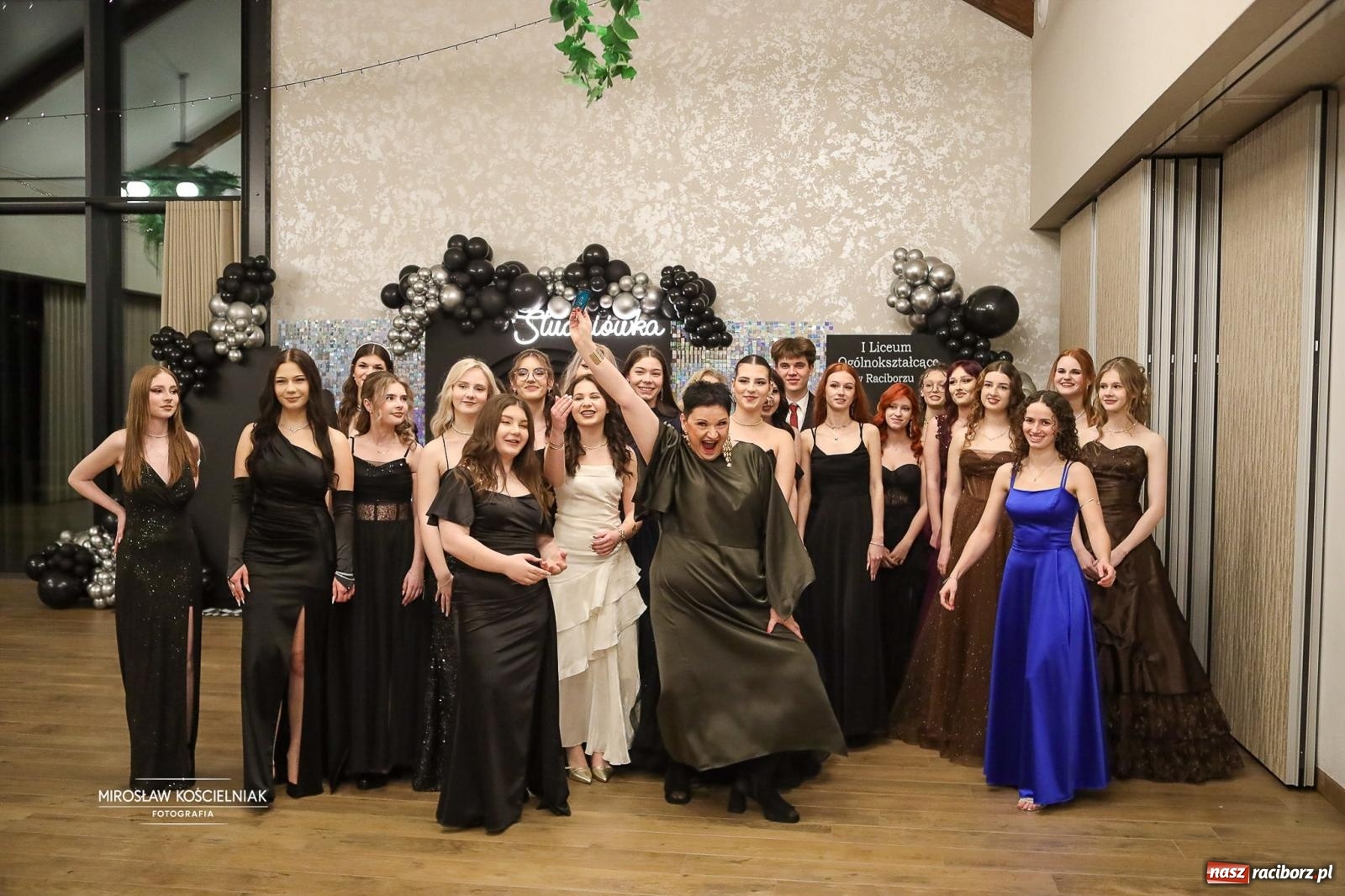 Zdjęcie w galerii na portalu naszraciborz.pl: Róże Kasprowicza w Rudym Lesie. Studniówka ZSO nr 1 z Raciborza na bis [FOTO] wiadomości z regionu