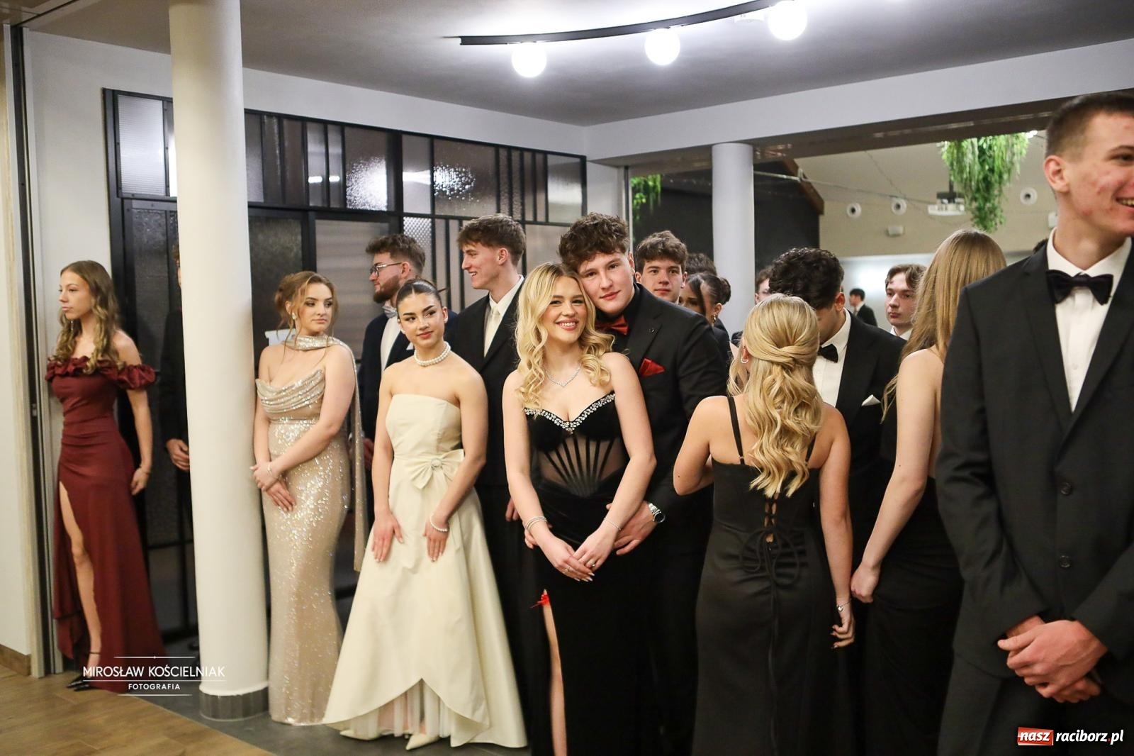 Zdjęcie w galerii na portalu naszraciborz.pl: Róże Kasprowicza w Rudym Lesie. Studniówka ZSO nr 1 z Raciborza na bis [FOTO] wiadomości z regionu