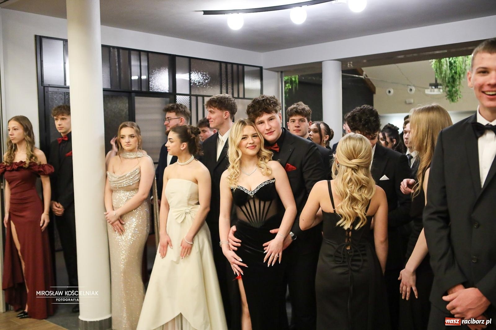 Zdjęcie w galerii na portalu naszraciborz.pl: Róże Kasprowicza w Rudym Lesie. Studniówka ZSO nr 1 z Raciborza na bis [FOTO] wiadomości z regionu