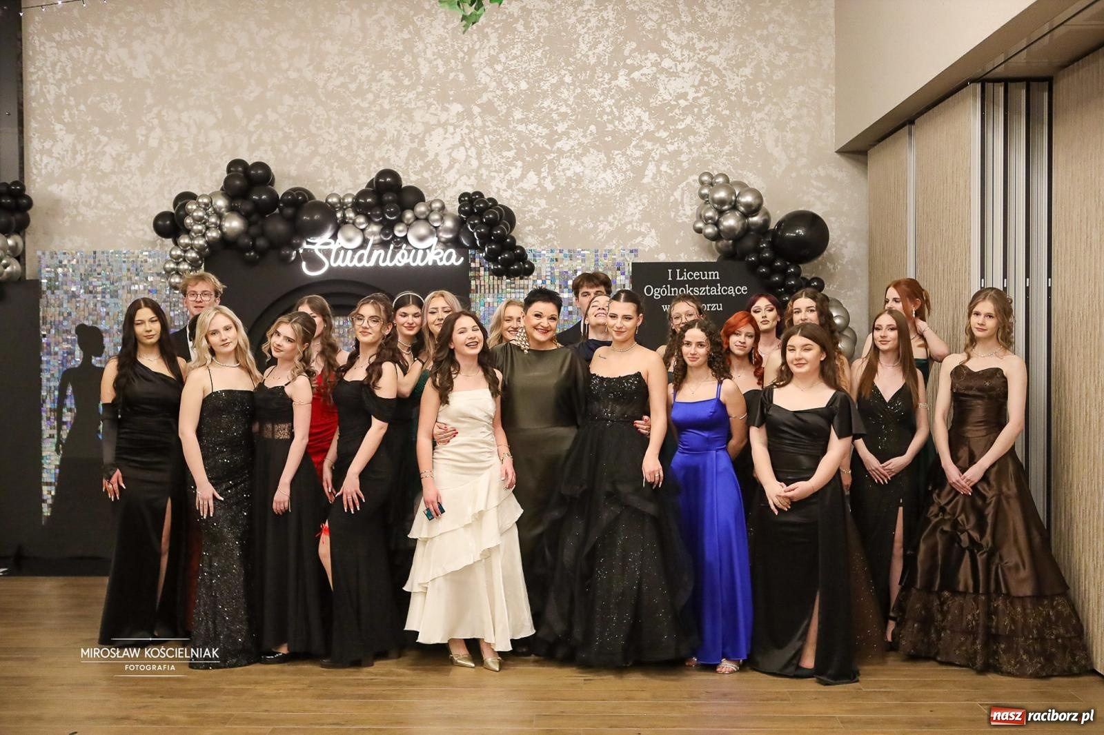 Zdjęcie w galerii na portalu naszraciborz.pl: Róże Kasprowicza w Rudym Lesie. Studniówka ZSO nr 1 z Raciborza na bis [FOTO] wiadomości z regionu