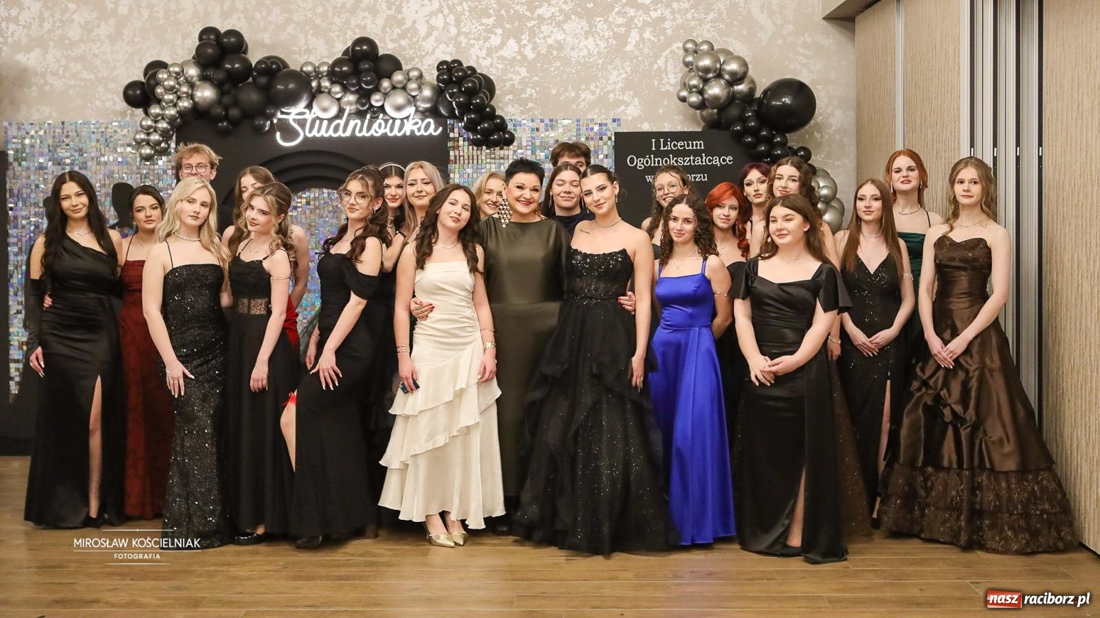 Zdjęcie w galerii na portalu naszraciborz.pl: Róże Kasprowicza w Rudym Lesie. Studniówka ZSO nr 1 z Raciborza na bis [FOTO] wiadomości z regionu