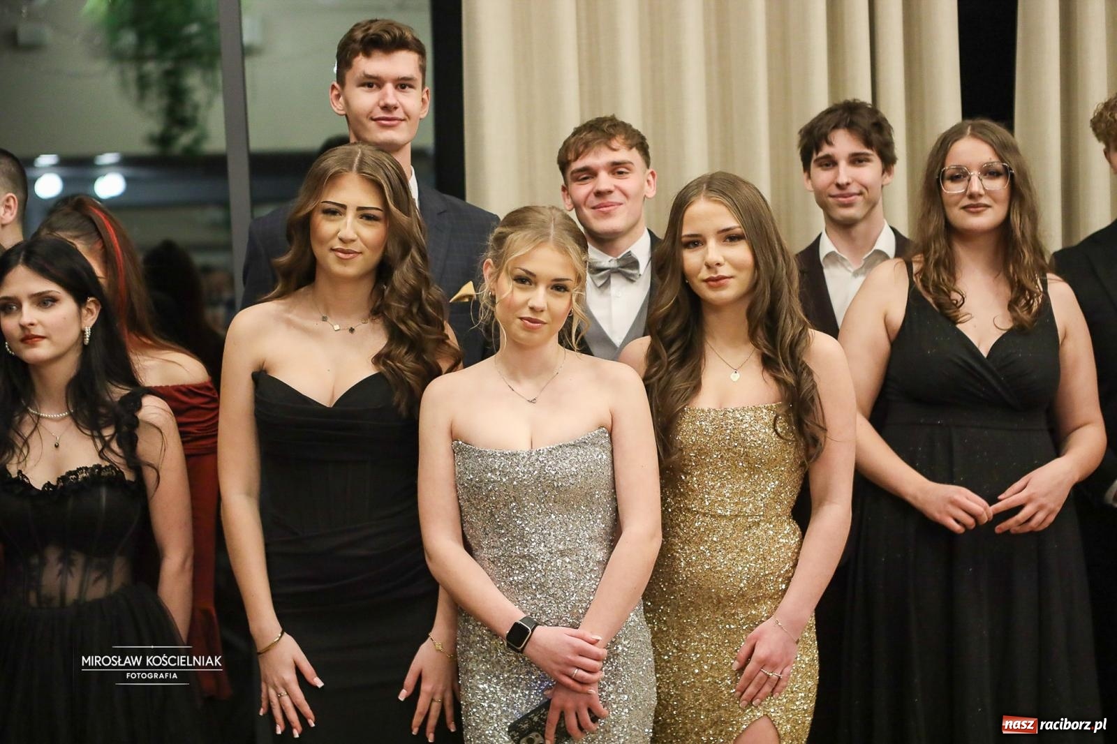 Zdjęcie w galerii na portalu naszraciborz.pl: Róże Kasprowicza w Rudym Lesie. Studniówka ZSO nr 1 z Raciborza na bis [FOTO] wiadomości z regionu