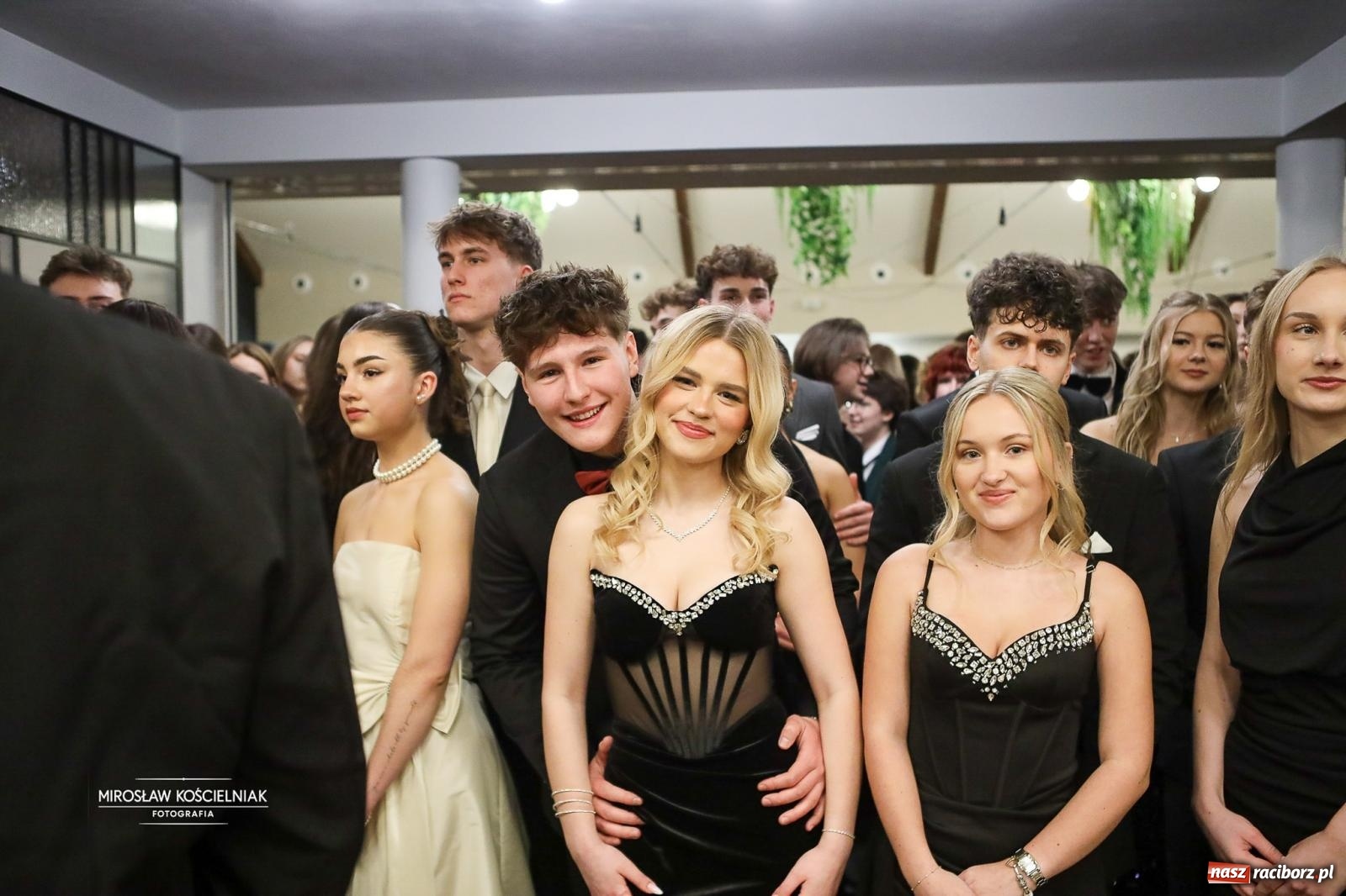 Zdjęcie w galerii na portalu naszraciborz.pl: Róże Kasprowicza w Rudym Lesie. Studniówka ZSO nr 1 z Raciborza na bis [FOTO] wiadomości z regionu