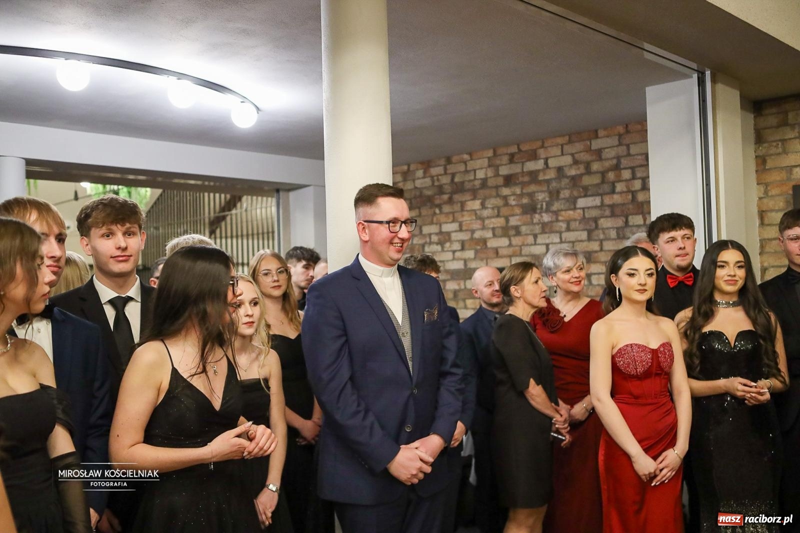 Zdjęcie w galerii na portalu naszraciborz.pl: Róże Kasprowicza w Rudym Lesie. Studniówka ZSO nr 1 z Raciborza na bis [FOTO] wiadomości z regionu