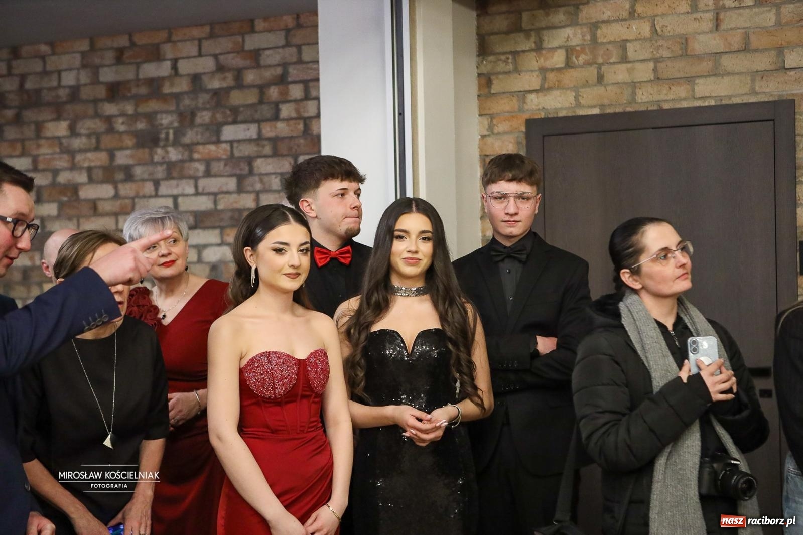 Zdjęcie w galerii na portalu naszraciborz.pl: Róże Kasprowicza w Rudym Lesie. Studniówka ZSO nr 1 z Raciborza na bis [FOTO] wiadomości z regionu