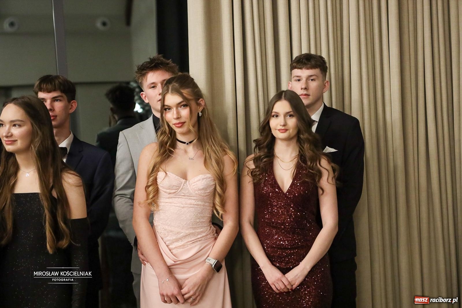 Zdjęcie w galerii na portalu naszraciborz.pl: Róże Kasprowicza w Rudym Lesie. Studniówka ZSO nr 1 z Raciborza na bis [FOTO] wiadomości z regionu