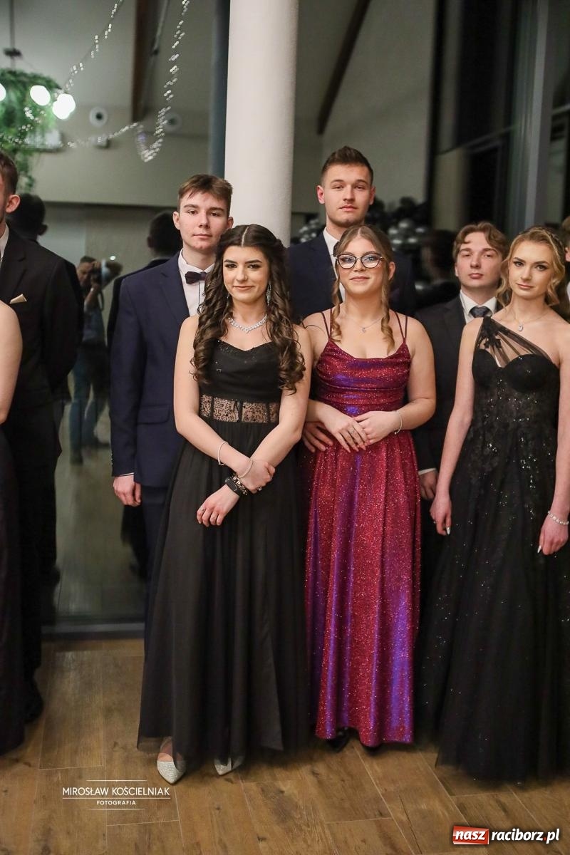 Zdjęcie w galerii na portalu naszraciborz.pl: Róże Kasprowicza w Rudym Lesie. Studniówka ZSO nr 1 z Raciborza na bis [FOTO] wiadomości z regionu