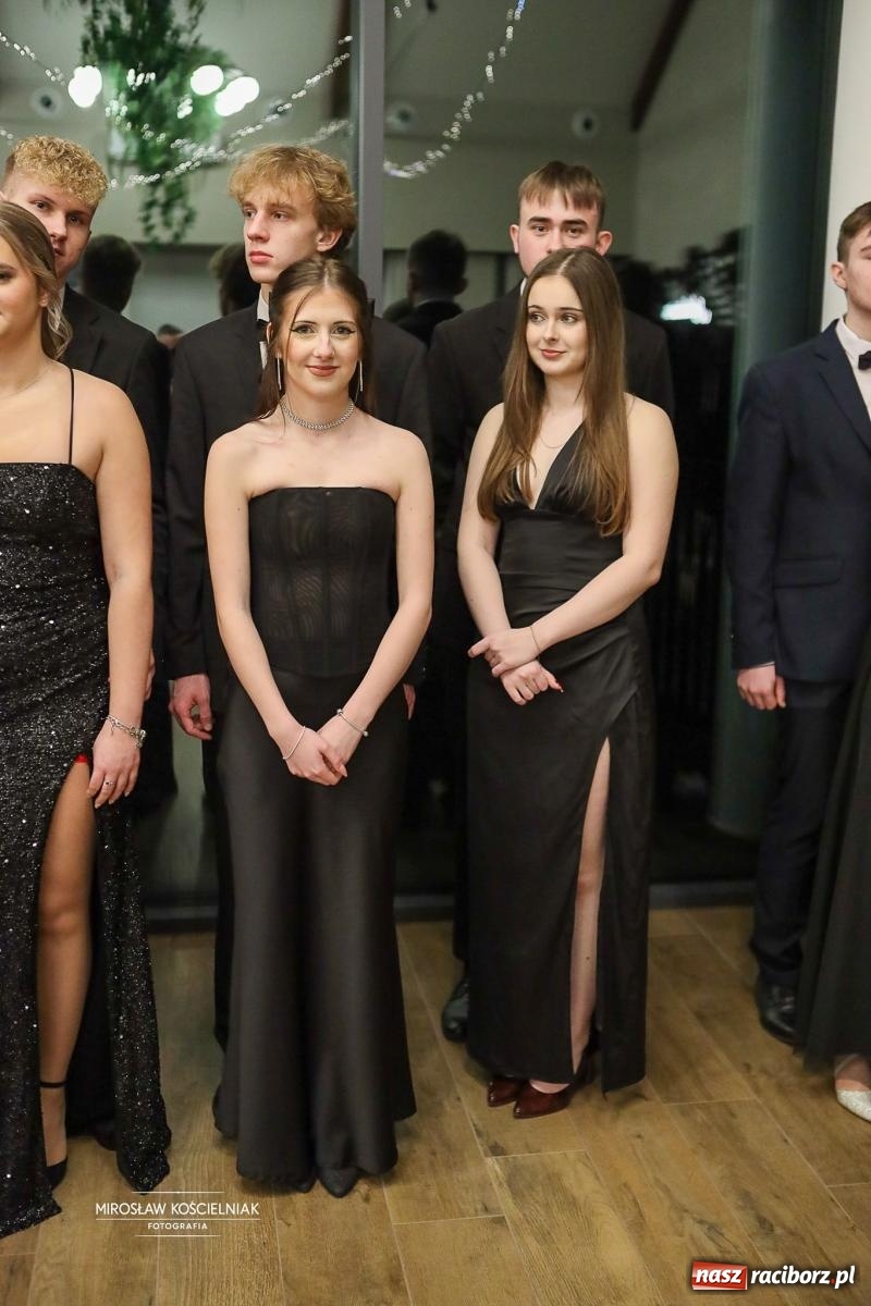 Zdjęcie w galerii na portalu naszraciborz.pl: Róże Kasprowicza w Rudym Lesie. Studniówka ZSO nr 1 z Raciborza na bis [FOTO] wiadomości z regionu