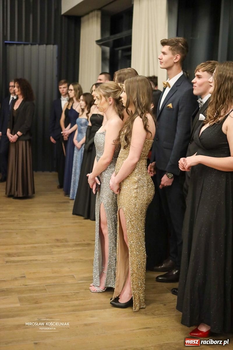 Zdjęcie w galerii na portalu naszraciborz.pl: Róże Kasprowicza w Rudym Lesie. Studniówka ZSO nr 1 z Raciborza na bis [FOTO] wiadomości z regionu