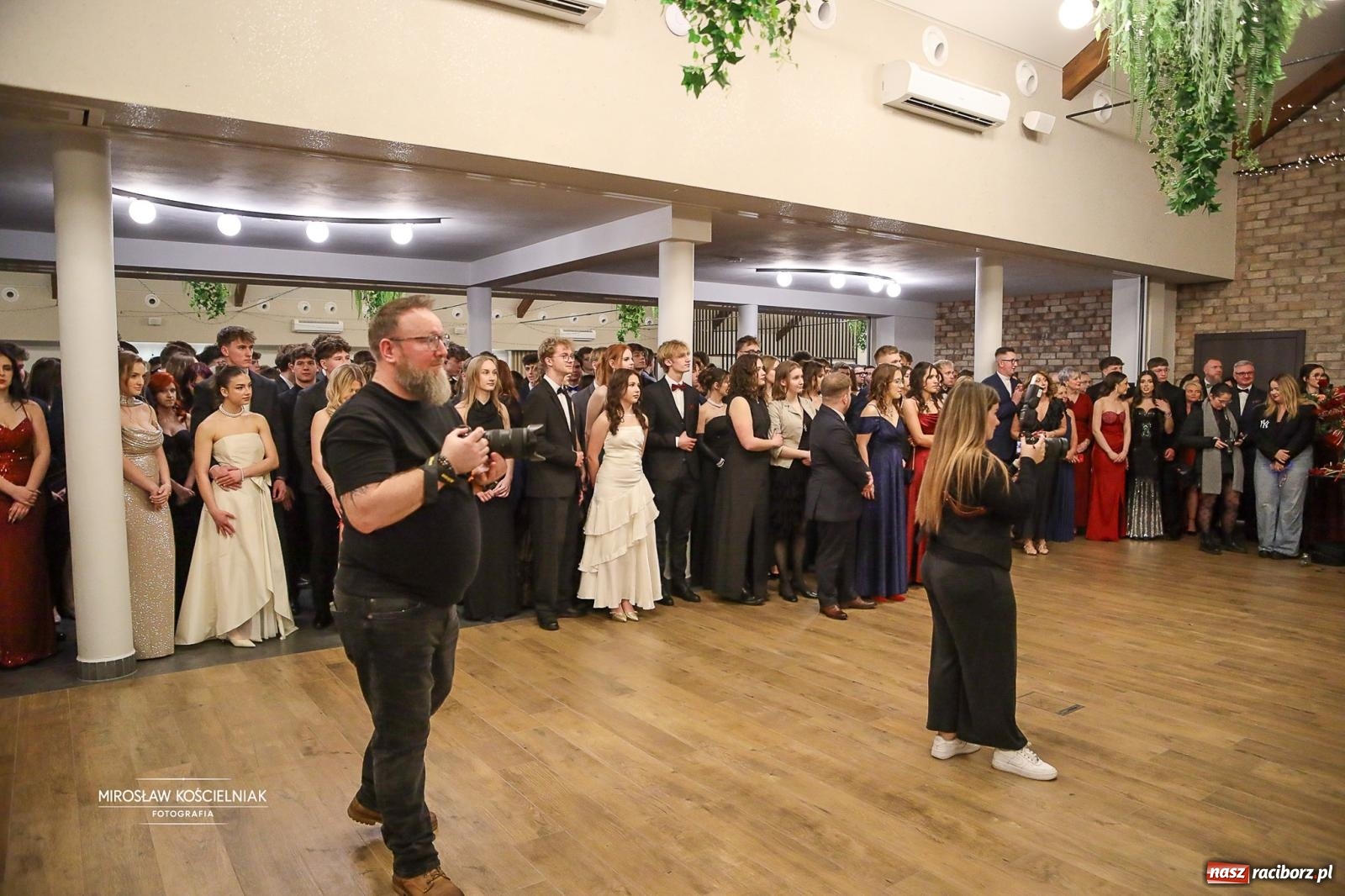 Zdjęcie w galerii na portalu naszraciborz.pl: Róże Kasprowicza w Rudym Lesie. Studniówka ZSO nr 1 z Raciborza na bis [FOTO] wiadomości z regionu