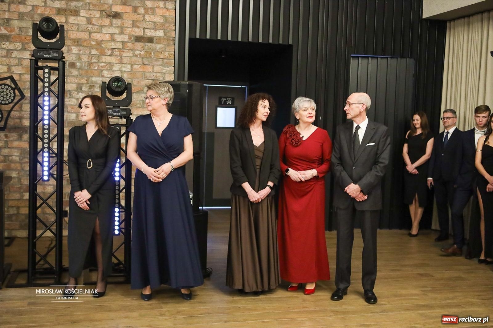 Zdjęcie w galerii na portalu naszraciborz.pl: Róże Kasprowicza w Rudym Lesie. Studniówka ZSO nr 1 z Raciborza na bis [FOTO] wiadomości z regionu