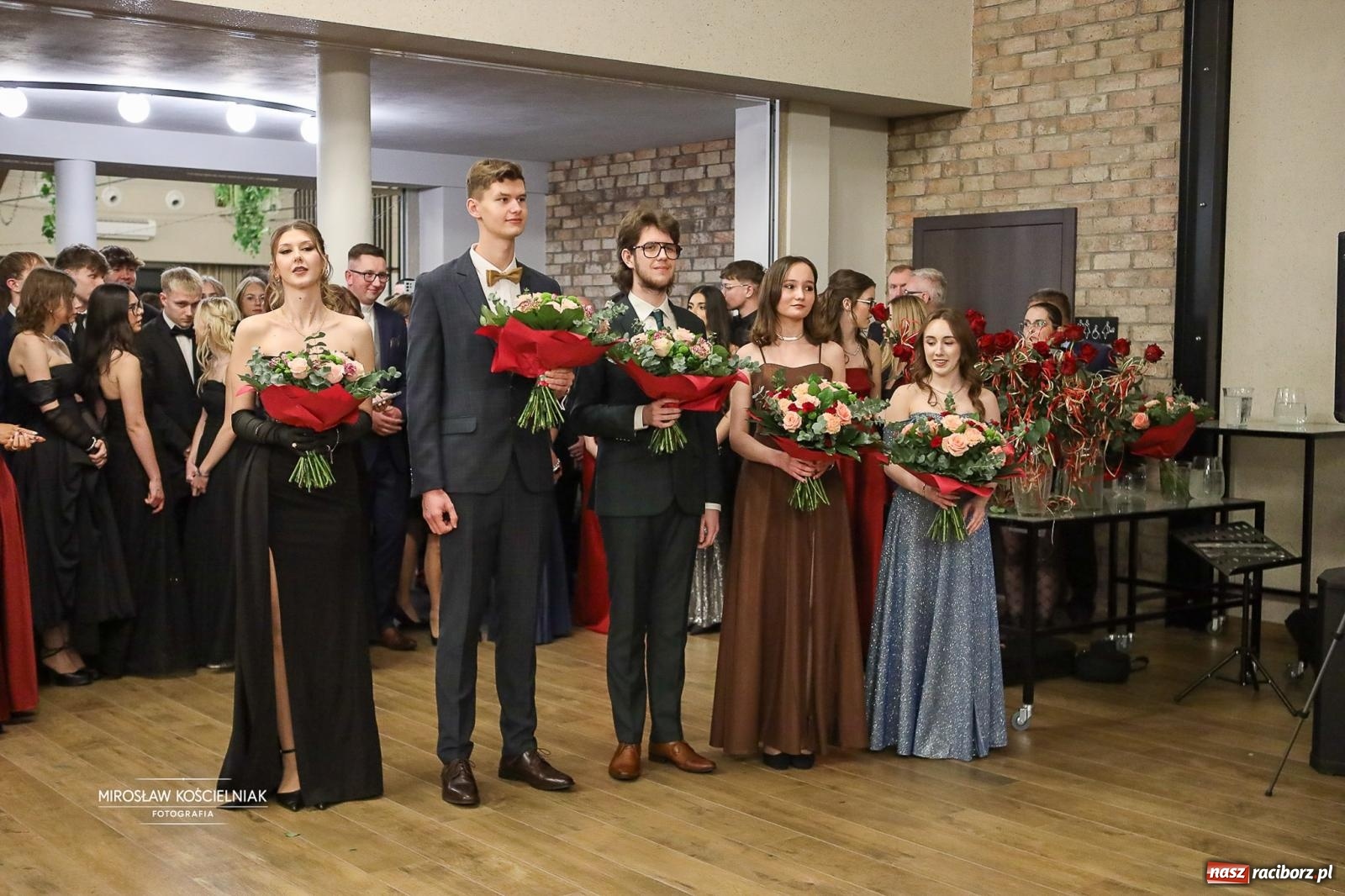 Zdjęcie w galerii na portalu naszraciborz.pl: Róże Kasprowicza w Rudym Lesie. Studniówka ZSO nr 1 z Raciborza na bis [FOTO] wiadomości z regionu