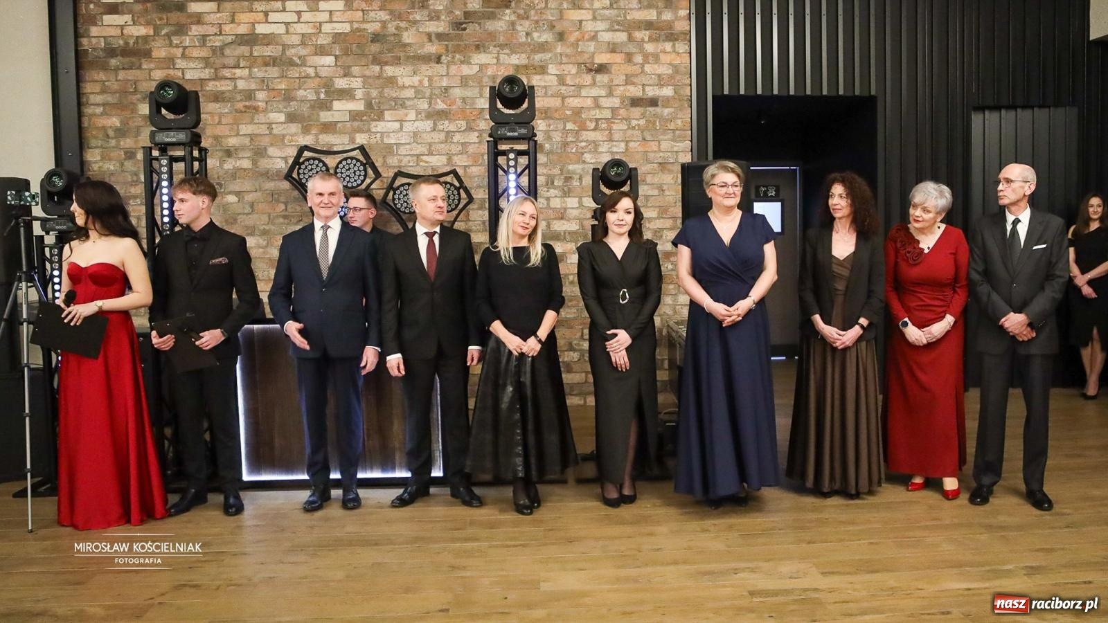 Zdjęcie w galerii na portalu naszraciborz.pl: Róże Kasprowicza w Rudym Lesie. Studniówka ZSO nr 1 z Raciborza na bis [FOTO] wiadomości z regionu