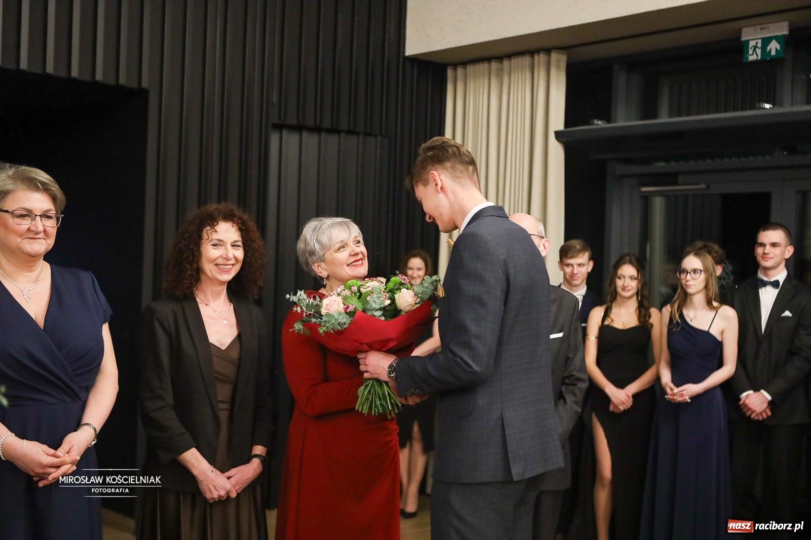 Zdjęcie w galerii na portalu naszraciborz.pl: Róże Kasprowicza w Rudym Lesie. Studniówka ZSO nr 1 z Raciborza na bis [FOTO] wiadomości z regionu