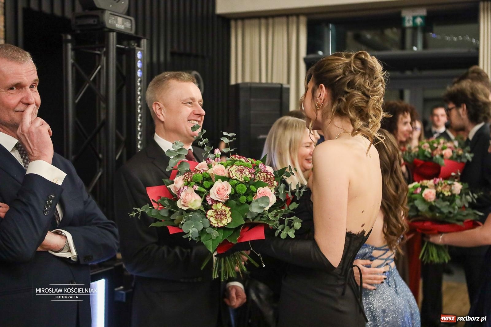 Zdjęcie w galerii na portalu naszraciborz.pl: Róże Kasprowicza w Rudym Lesie. Studniówka ZSO nr 1 z Raciborza na bis [FOTO] wiadomości z regionu